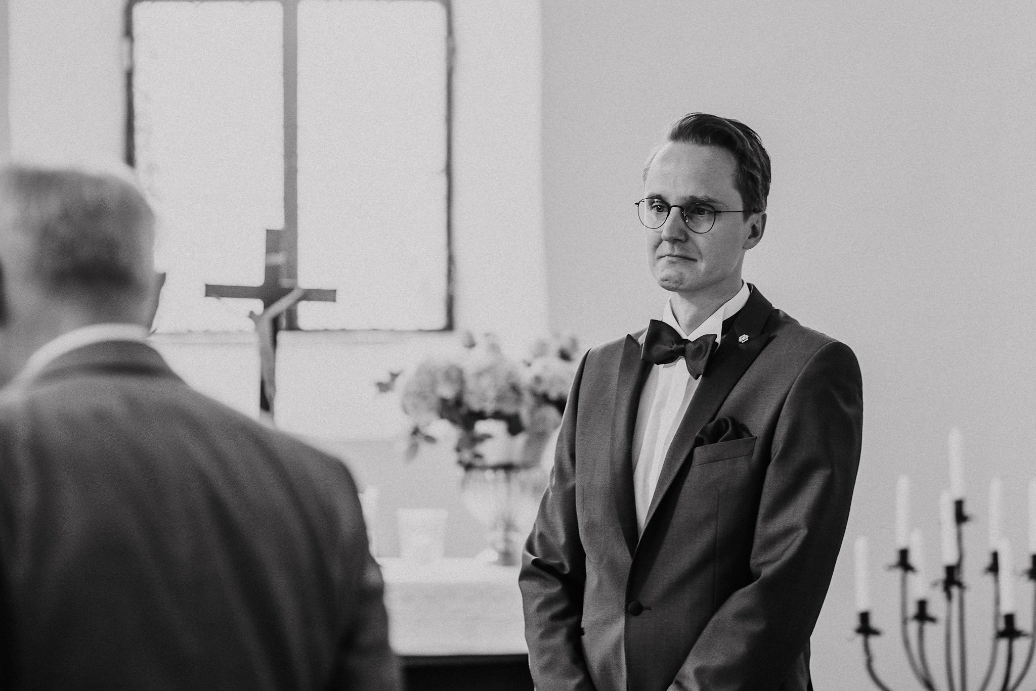 weinender Bräutigam beim Einzug seiner Braut in die Kapelle