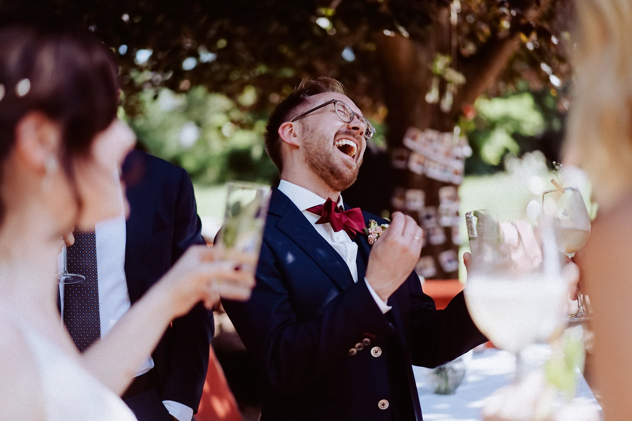 Lachender Bräutigam auf seiner Hochzeit im Schlossgut Lüll Wachenheim