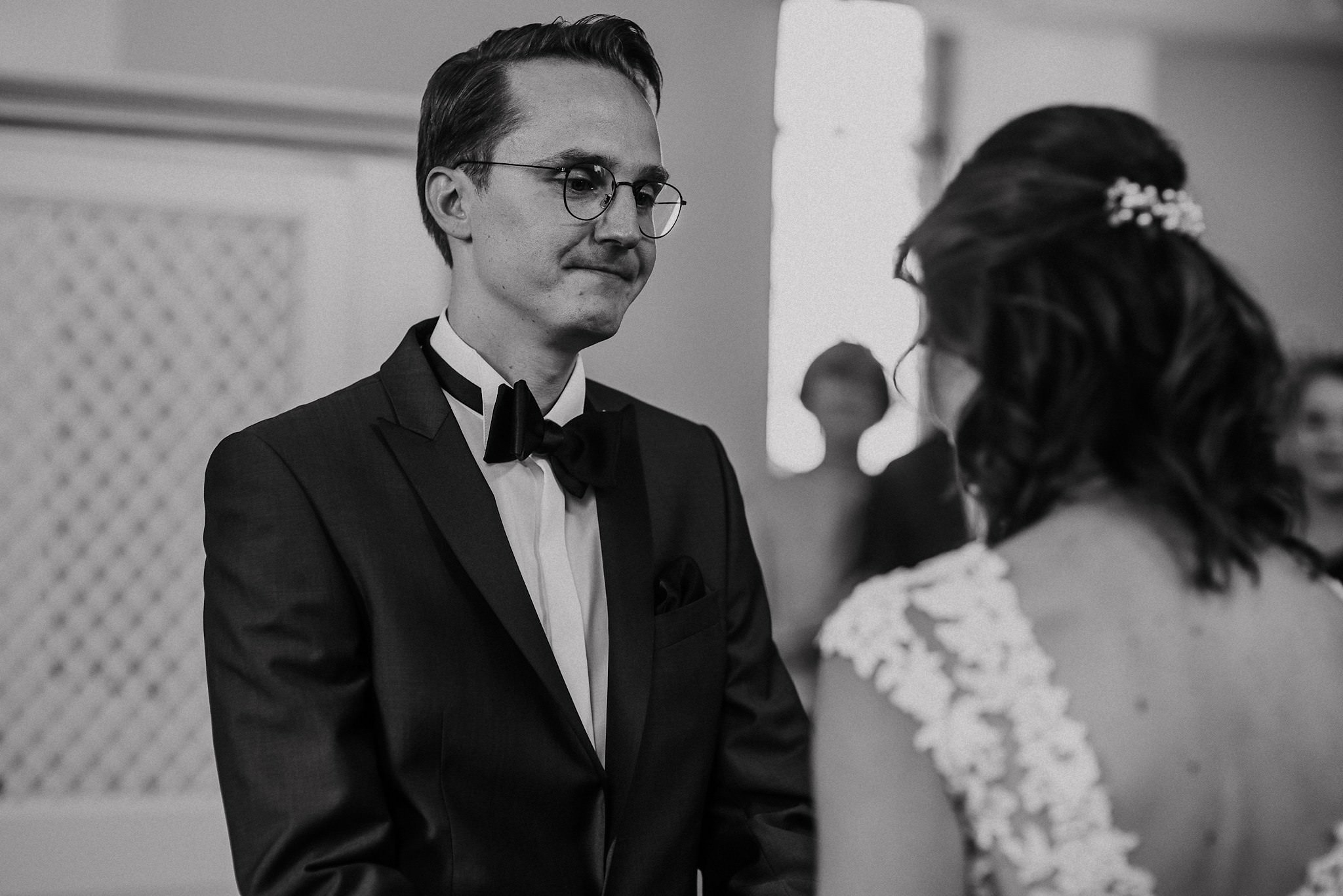 Emotionaler Bräutigam schaut tief in die Augen seiner Braut während der Trauung in Bad Rappenau
