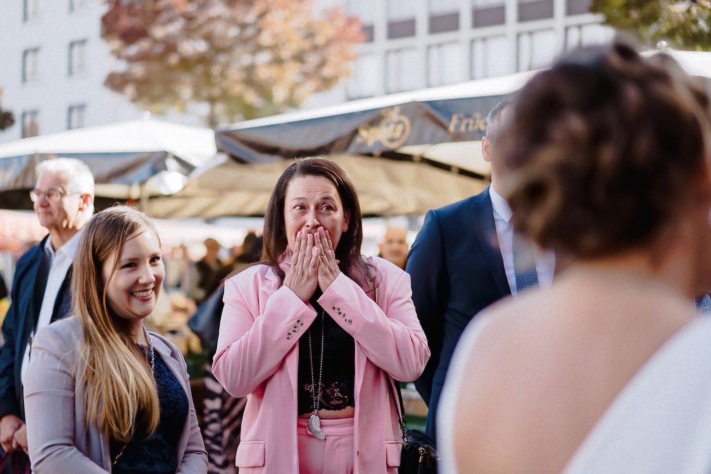 Reaktion der Gäste auf die Braut am Marktplatz