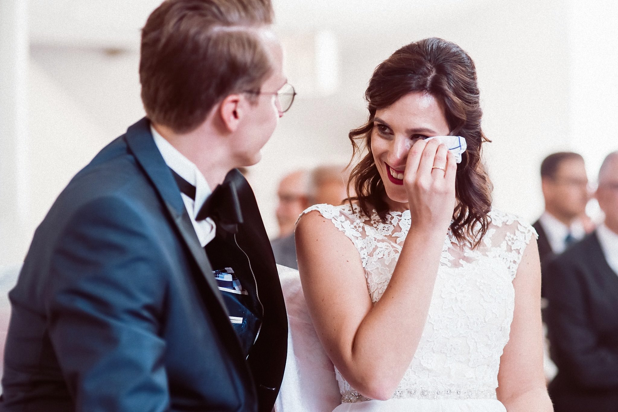 Braut wischt die tränen Weg während der Hochzeit in der Kappelle auf Schloss Heinsheim