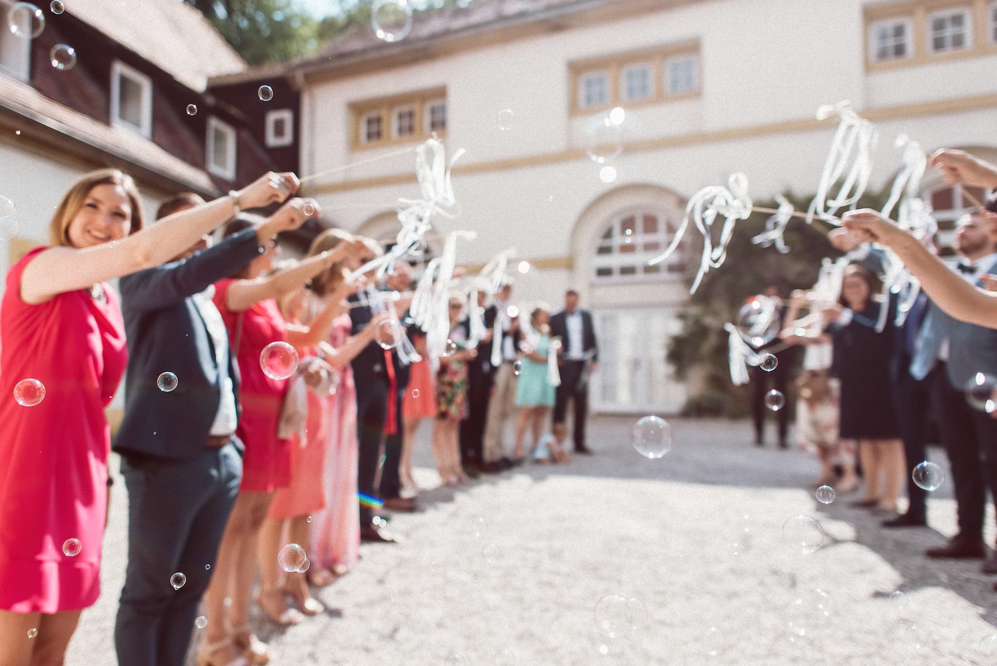 Seifenblasen auf dem Weg aus der Kapele im Schloss Heinsheim Bad Rappenau