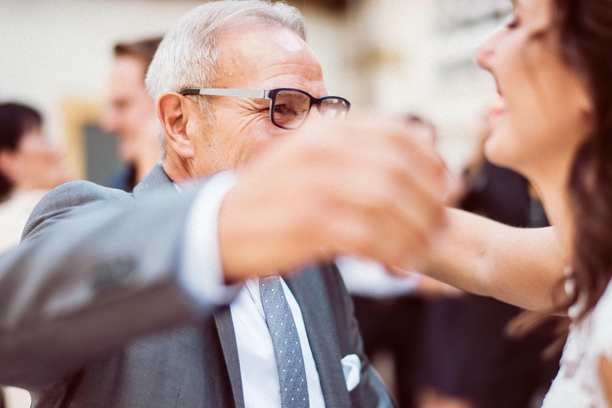 Braut wird vom Vater umarmt während der Gratulation zur Hochzeit in Bad Rappenau