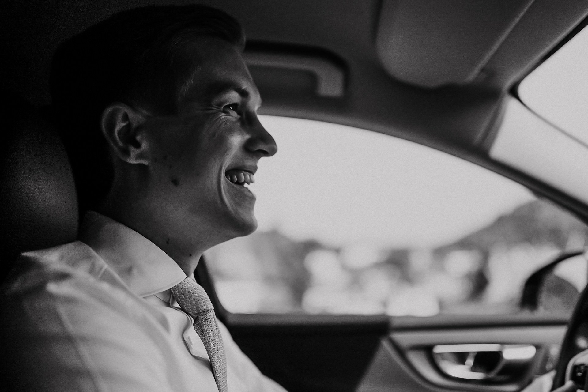 Bräutigam im Auto auf der Fahrt zur Hochzeit im Standesamt Heidelberg