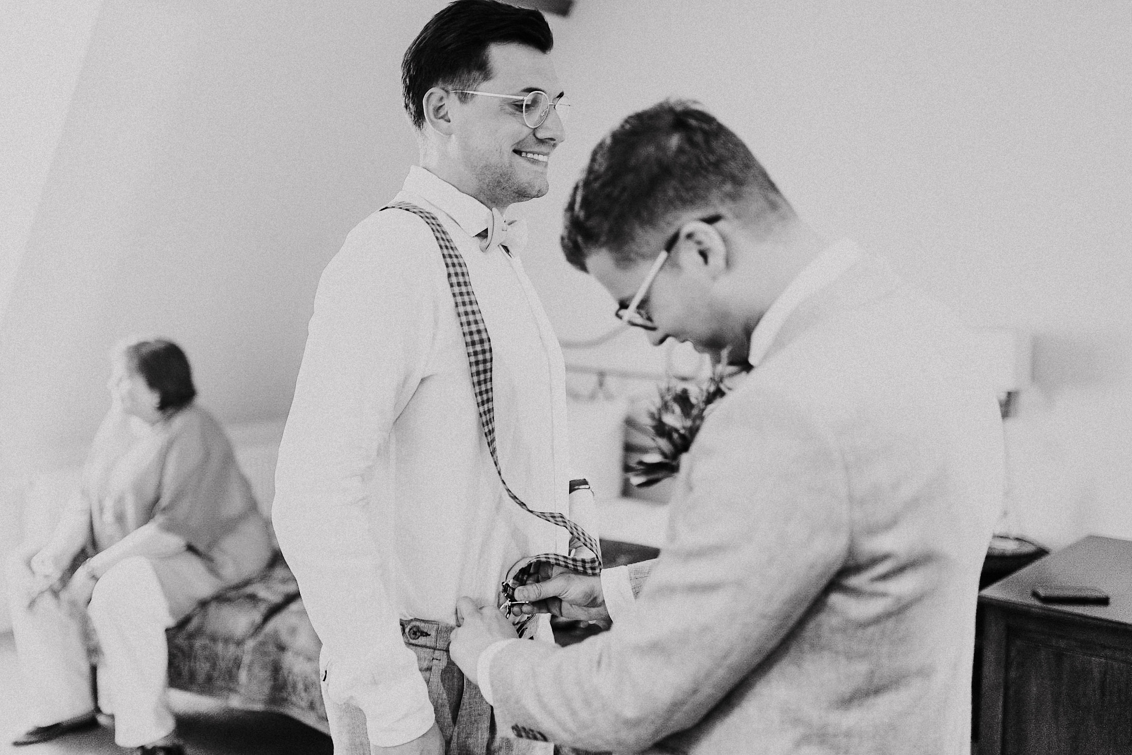 Getting Ready des Bräutigams bei der Hochzeit in Großkarlbach