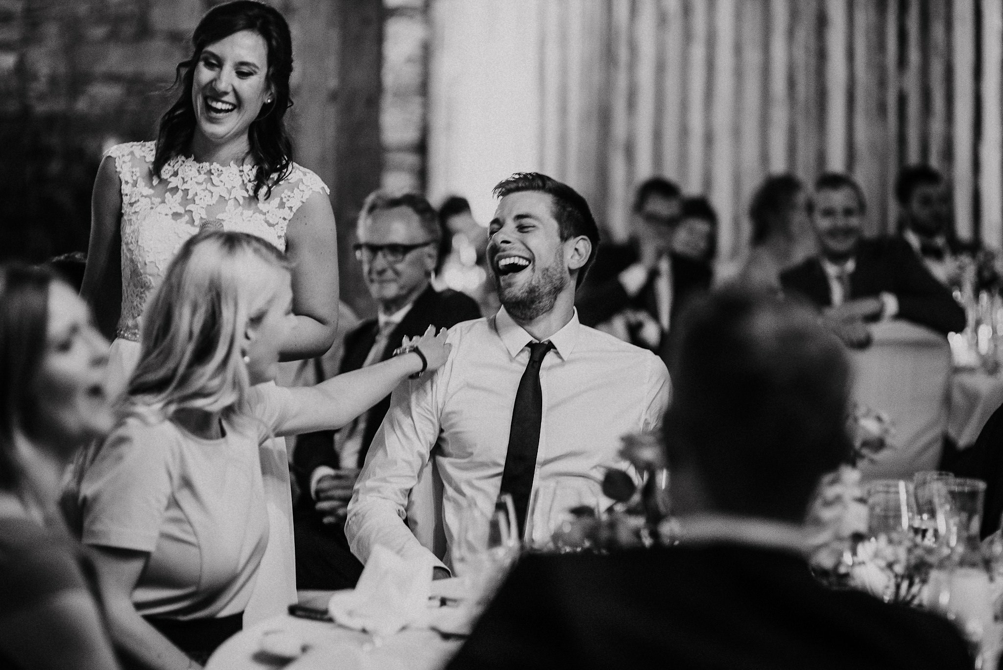 Lachende Gäste bei einer Hochzeitsreportage in der Nähe von Heilbronn