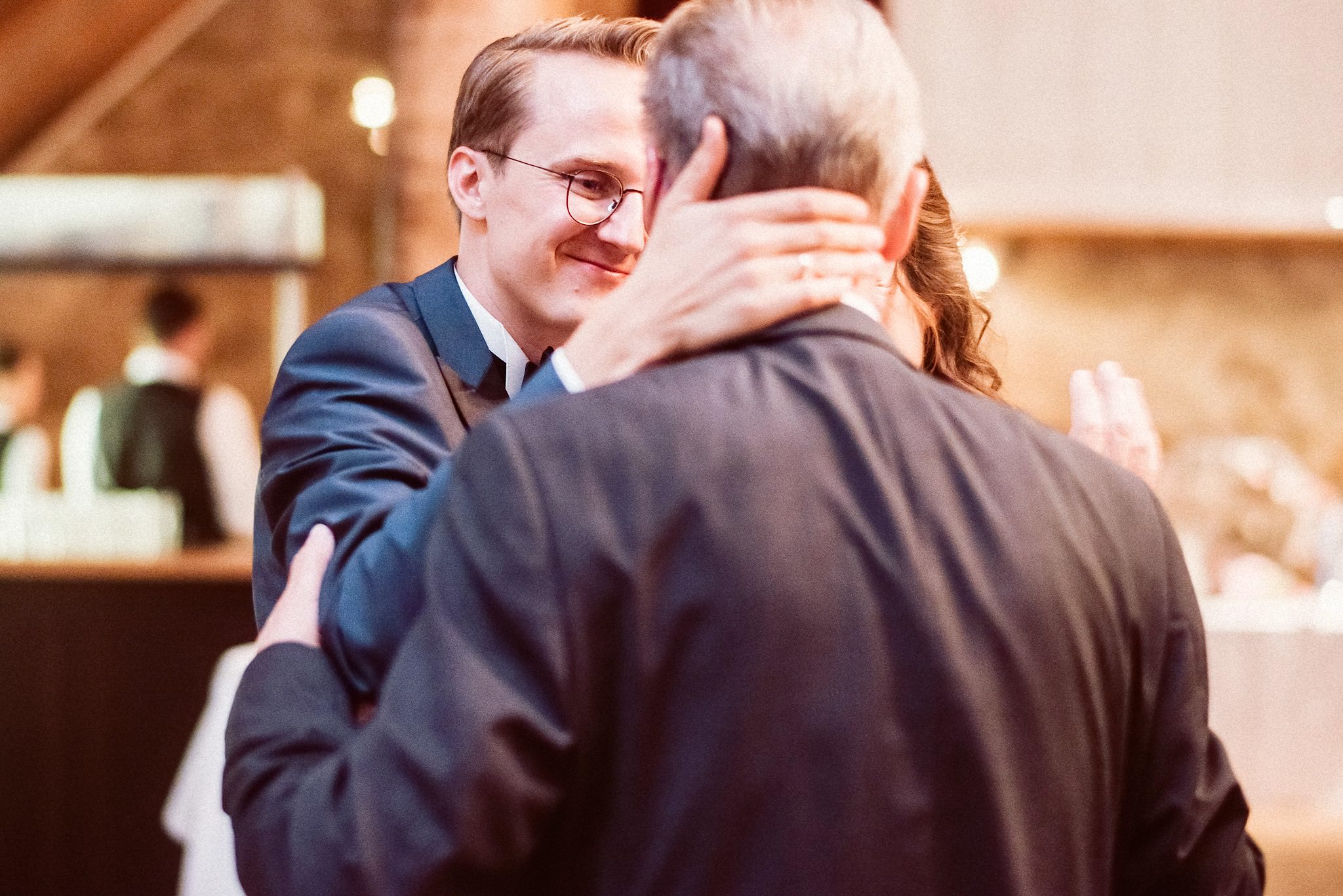 Der Bräutigam umarmt seinen Vater nach dessen Rede bei der Hochzeit in Schloss Heinsheim