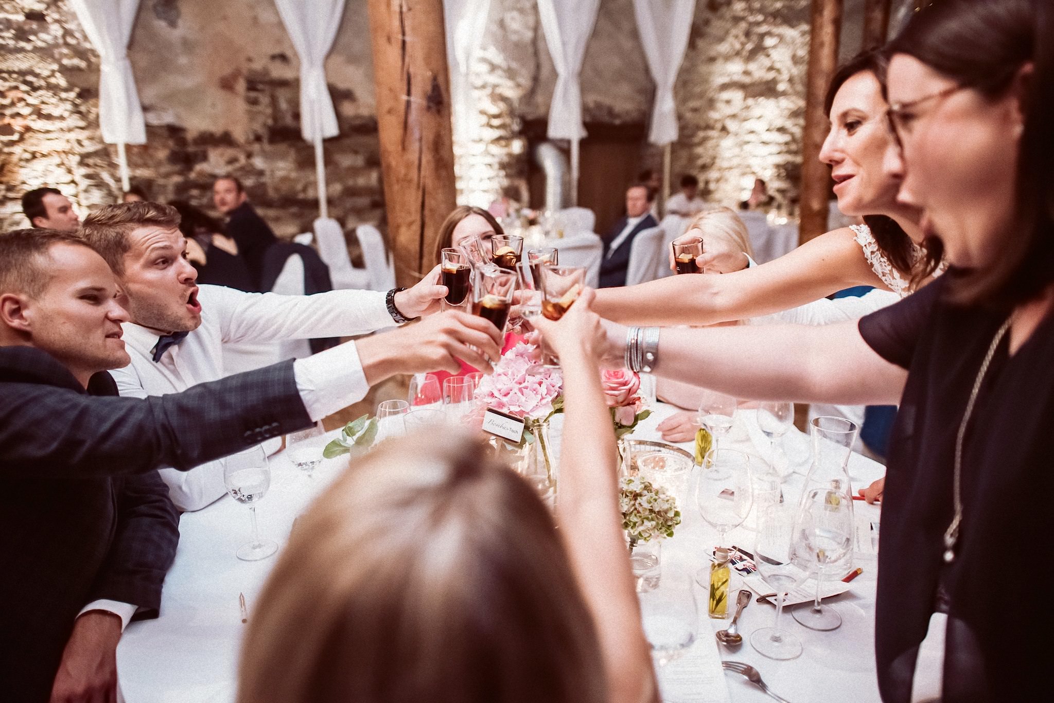 hochzeit in heilbronn Gäste stoßen an