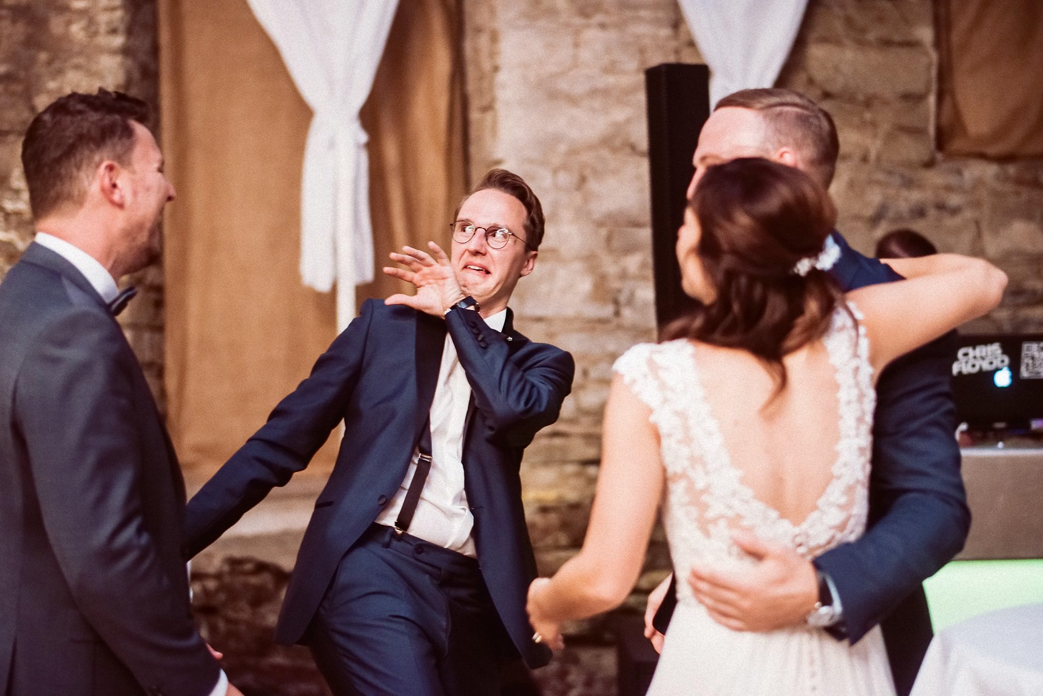 hochzeit in schloss heinsheim bräutigam zieht eine grimasse