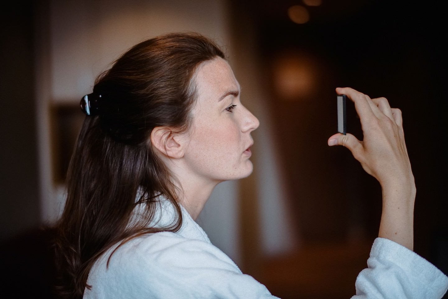 Konrolle des Makeups vor der Hochzeit in Deidesheim