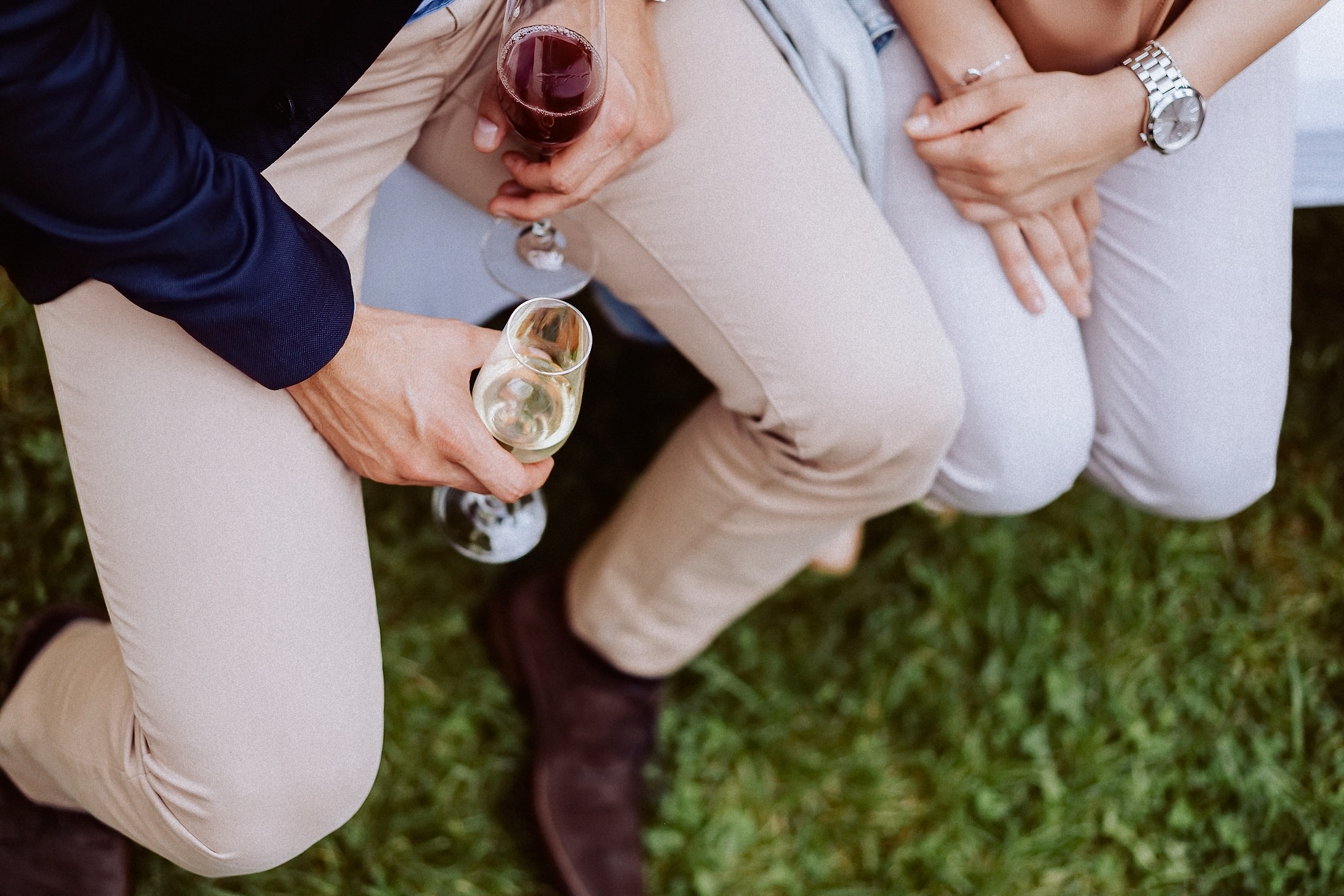 Sekt in den Händen der Gäste in Großkarlbach