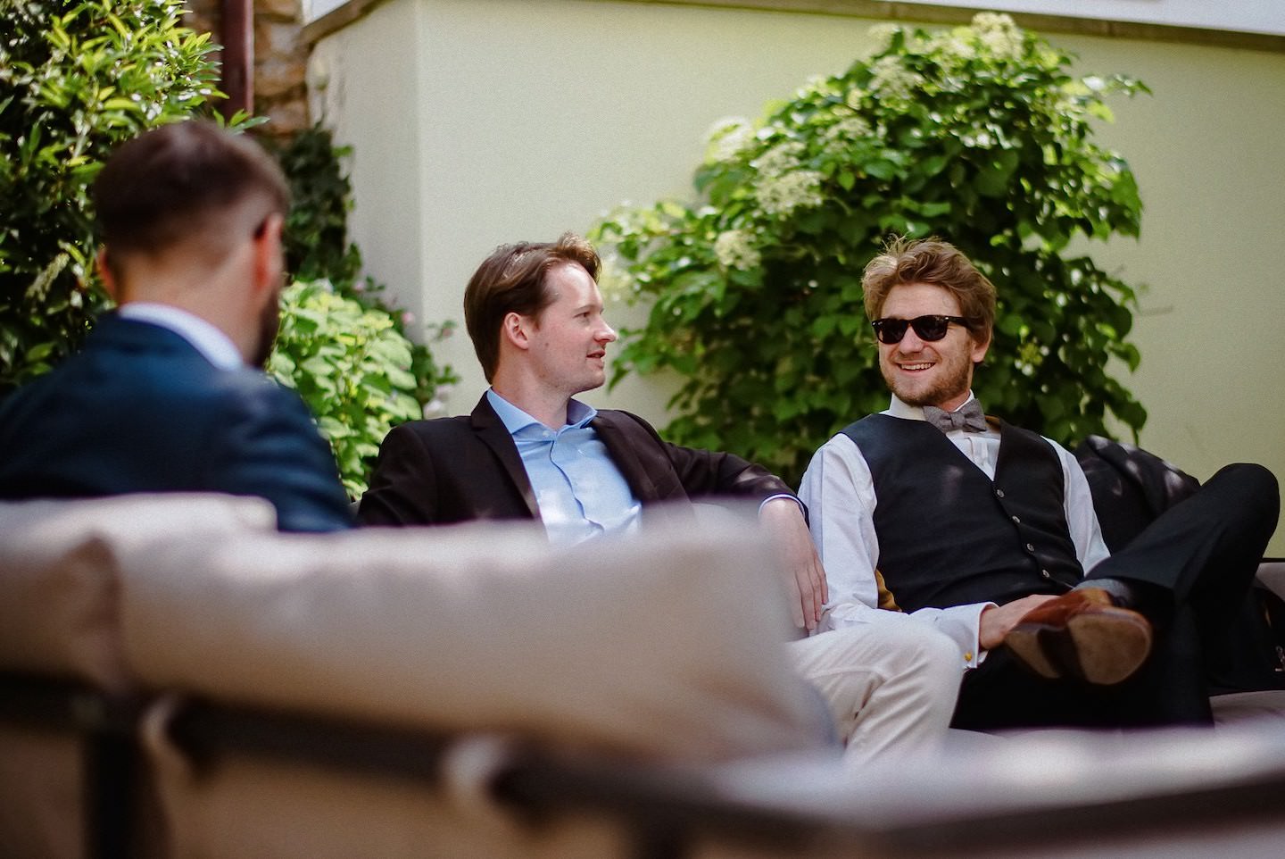 Bräutigam mit Sonnenbrille im Innenhof des Hotels Kaisergarten in Deidesheim