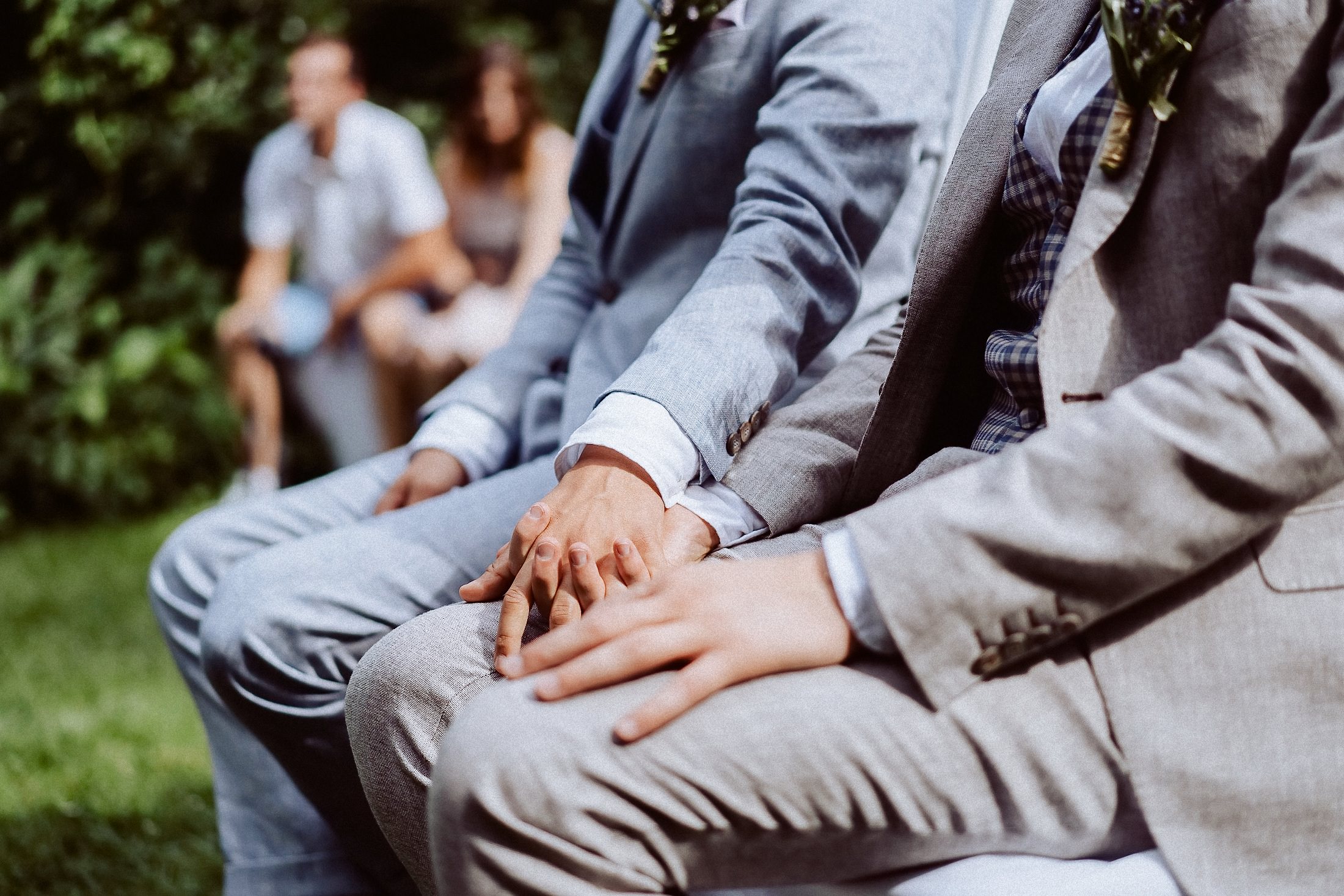 Die Bräutigamme halten ihre Hände bei der gleichgeschlechtlichen Trauung in der Pfalz