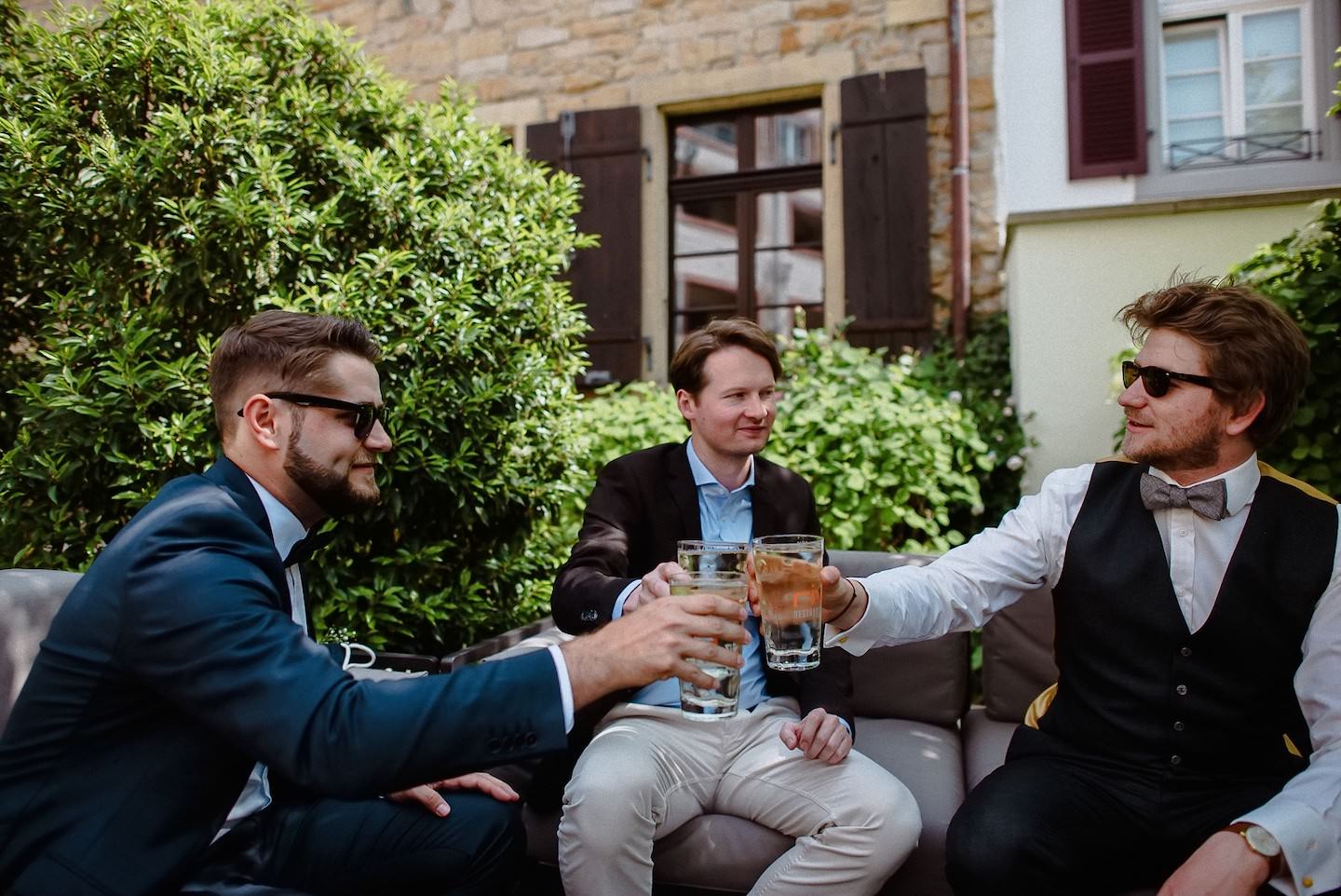 Bräutigam trinkt mit seinen Trauzeugen Weinschorle vor der Hochzeit in Deidesheim