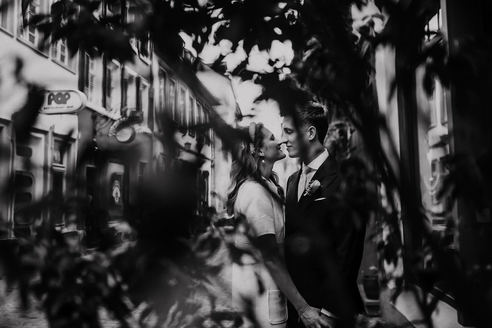 Hochzeitsfotografie in Heidelberg | Hochzeitsportraits des Brautpaares in der unteren Straße Heidelberg