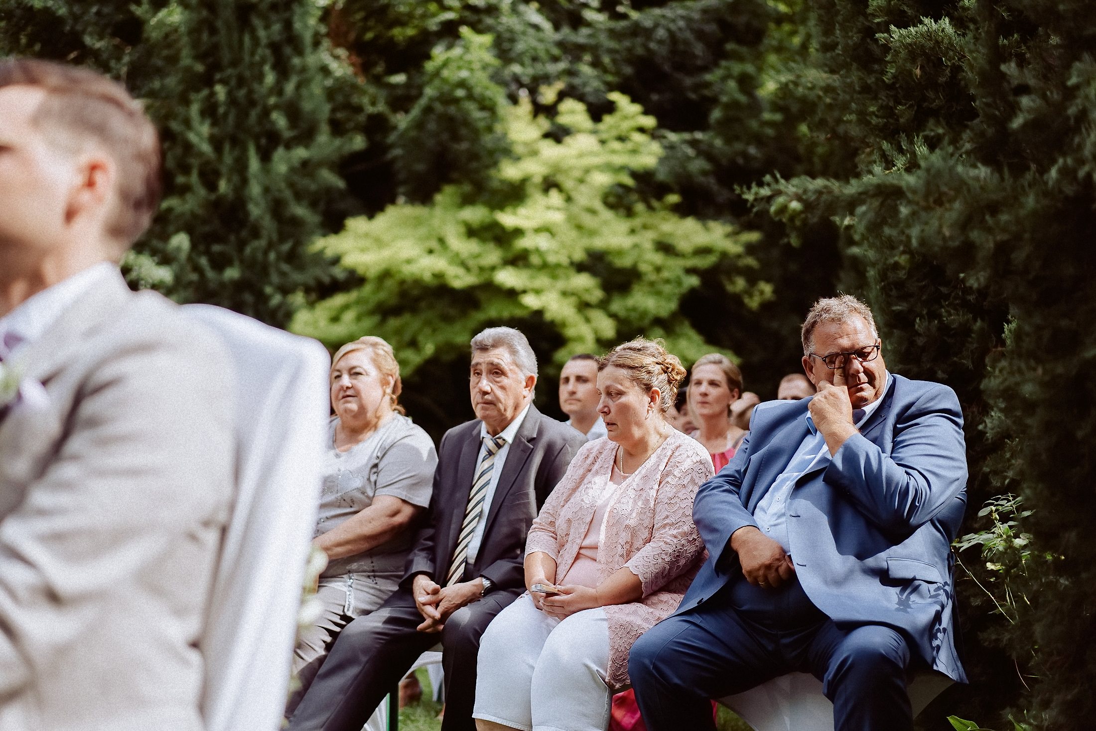 Weinende Eltern des Hochzeitspaares bei der freien Trauung im Morrhof
