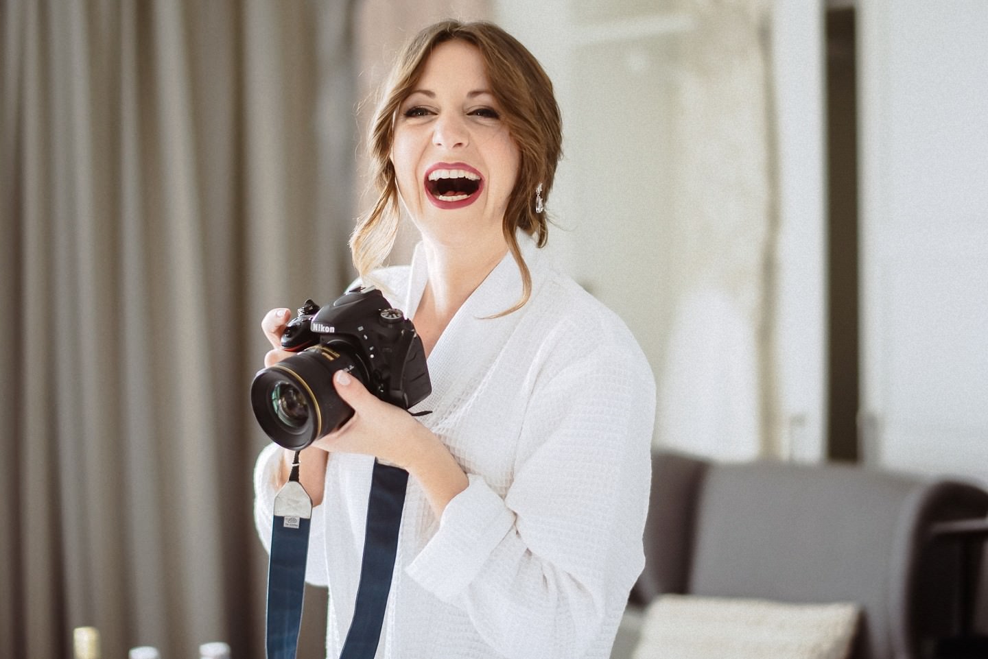 Braut hat Spaß beim fotografieren