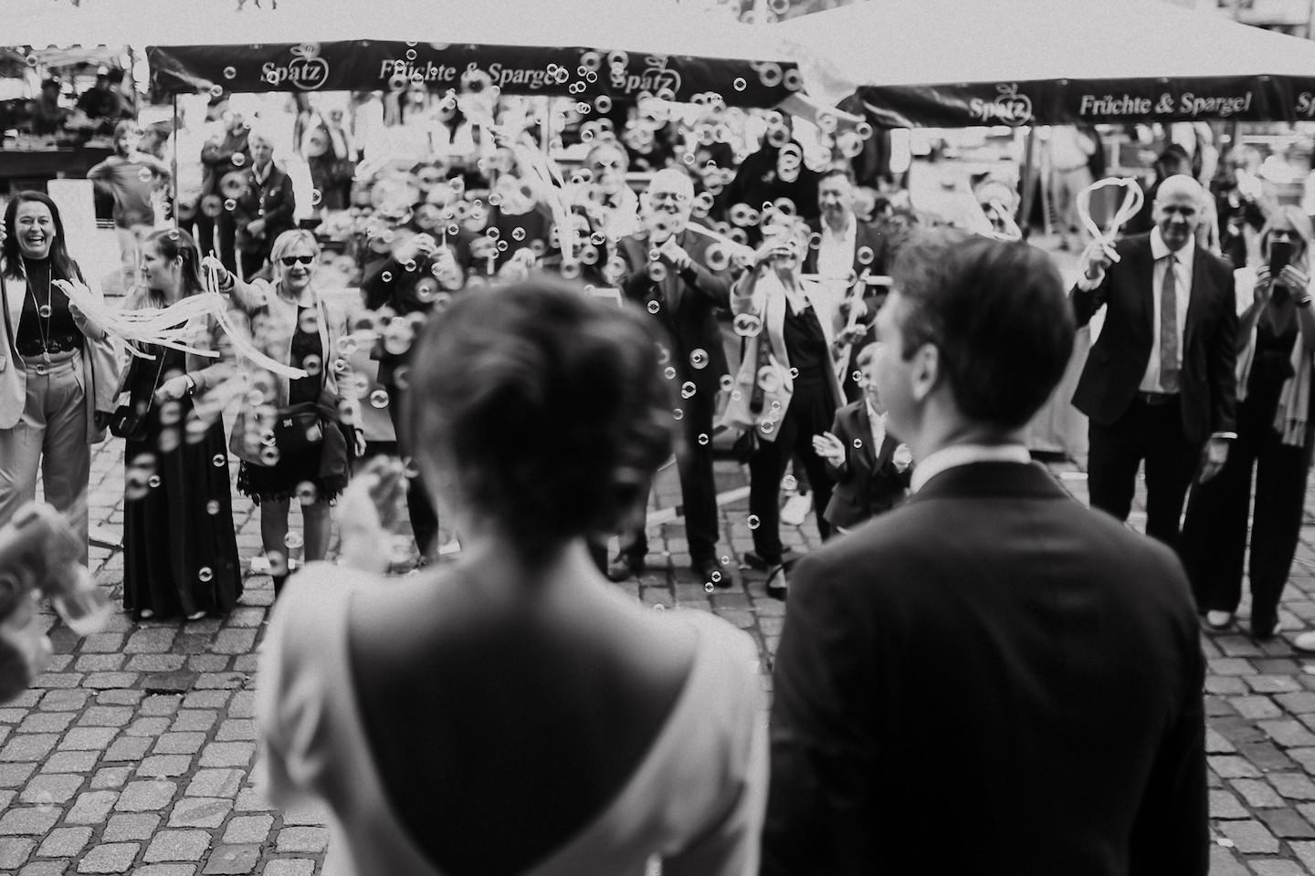 Gäste empfangen das Brautpaar am Marktplatz nach der Hochzeit im Standesamt Mannheim