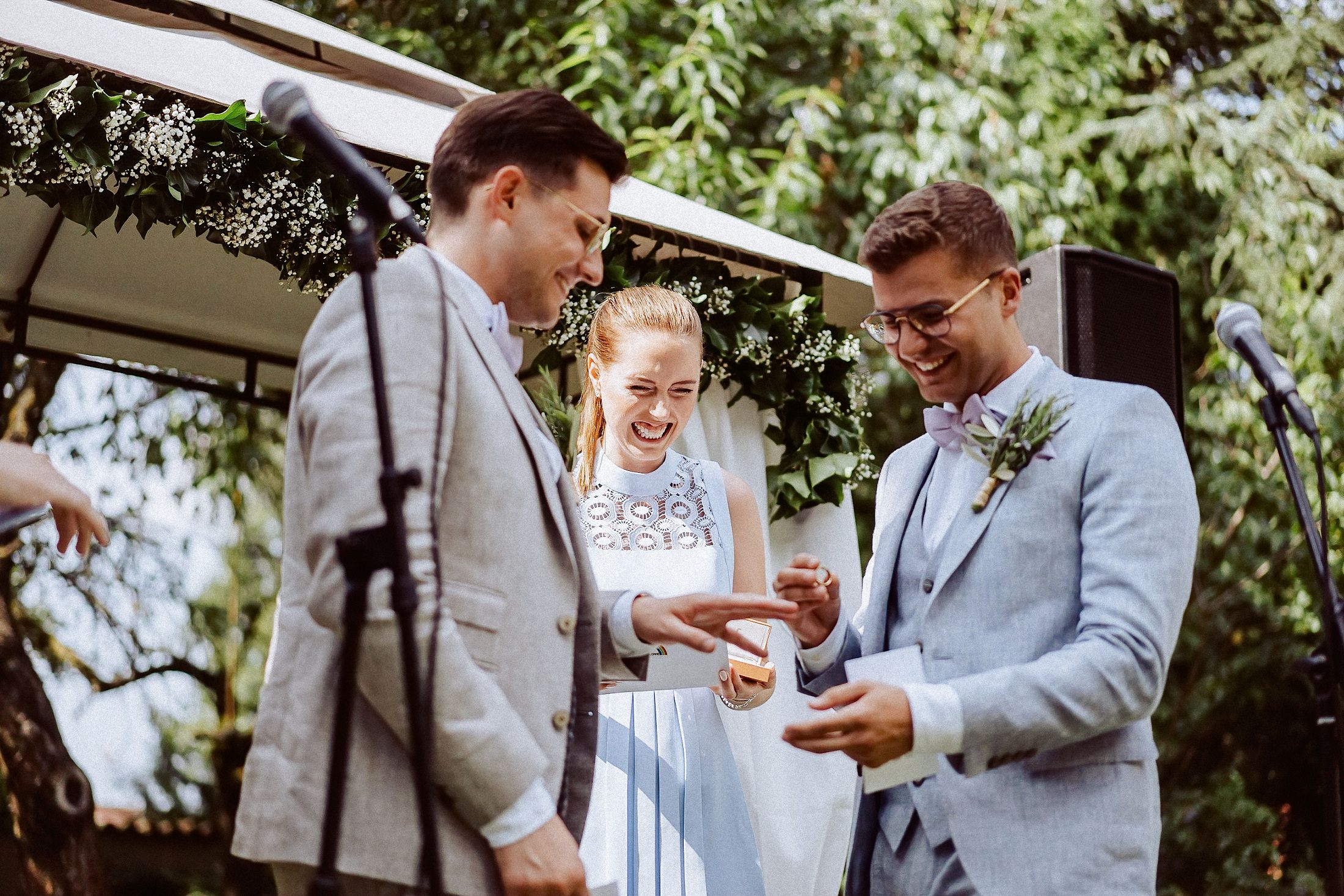 Ringtausch zweier Männer bei der gleichgeschlechtlichen Hochzeit in der Pfalz