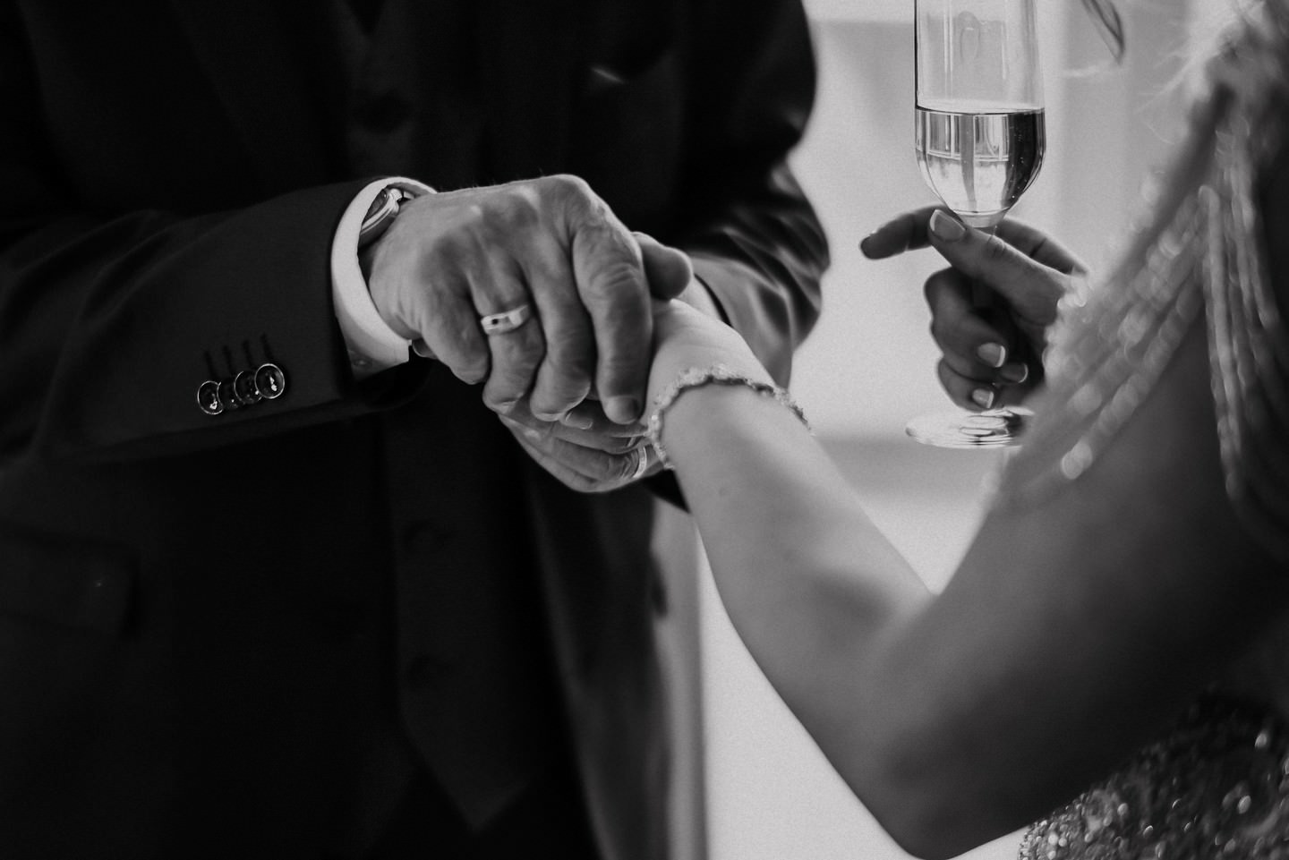 Closeup der Hände von Vater und seiner Tochter bei der Hochzeit in Heidelberg