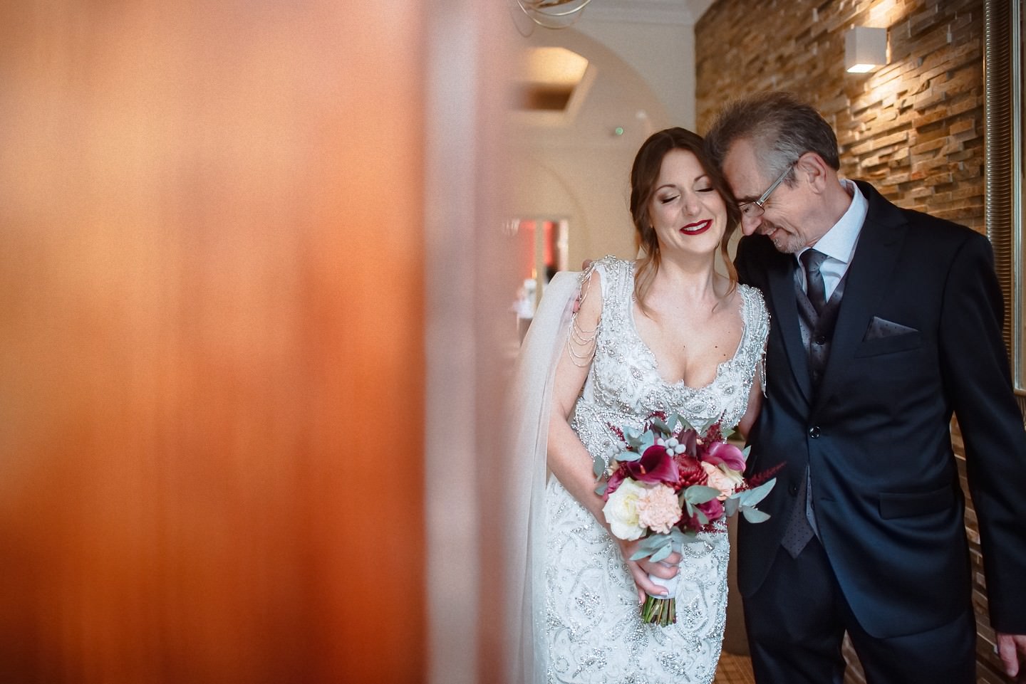 Vater bring seine Tochter zum Altar bei ihrer Hochzeit