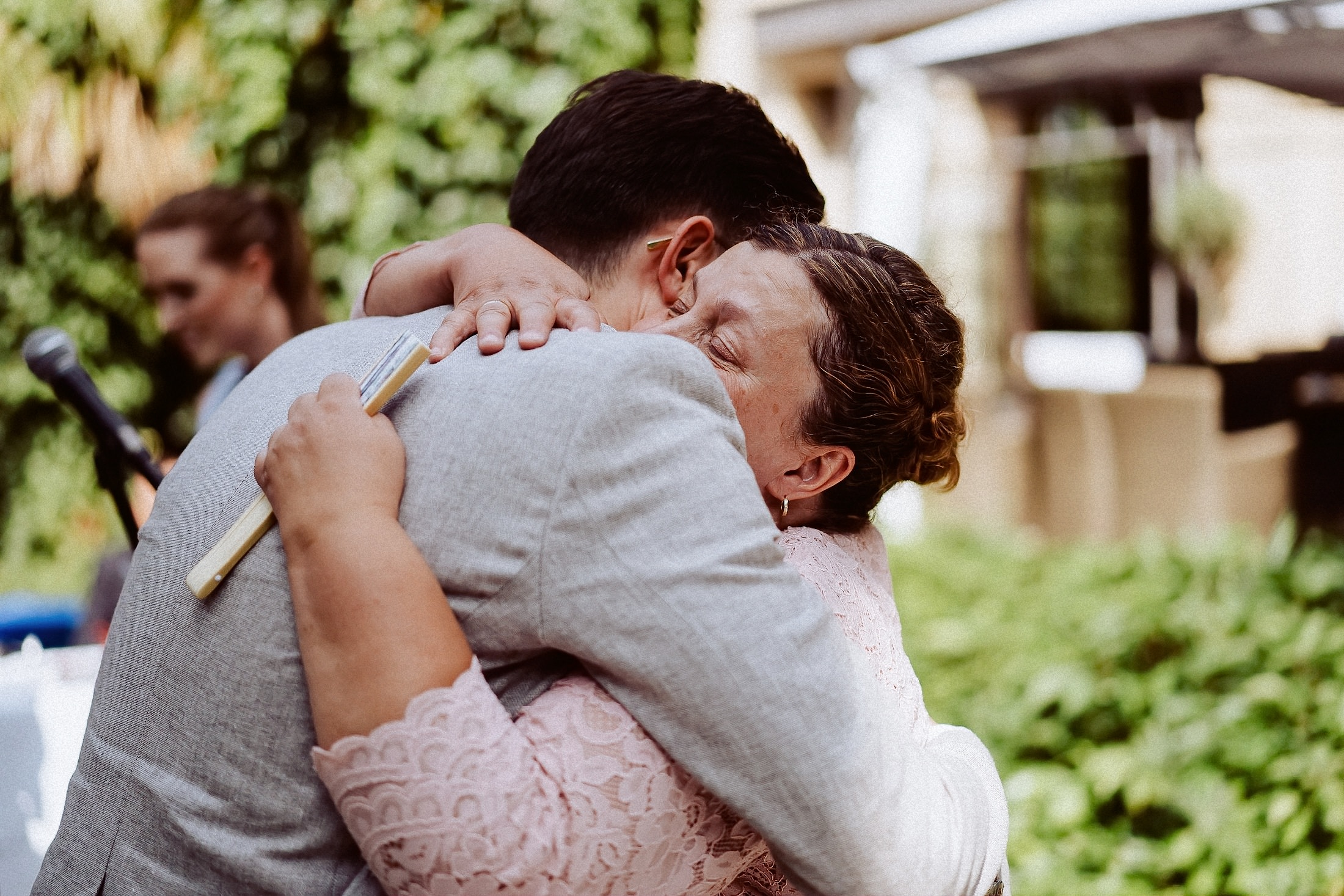 Mutter gratuliert ihrem Sohn zur Hochzeit in der Pfalz