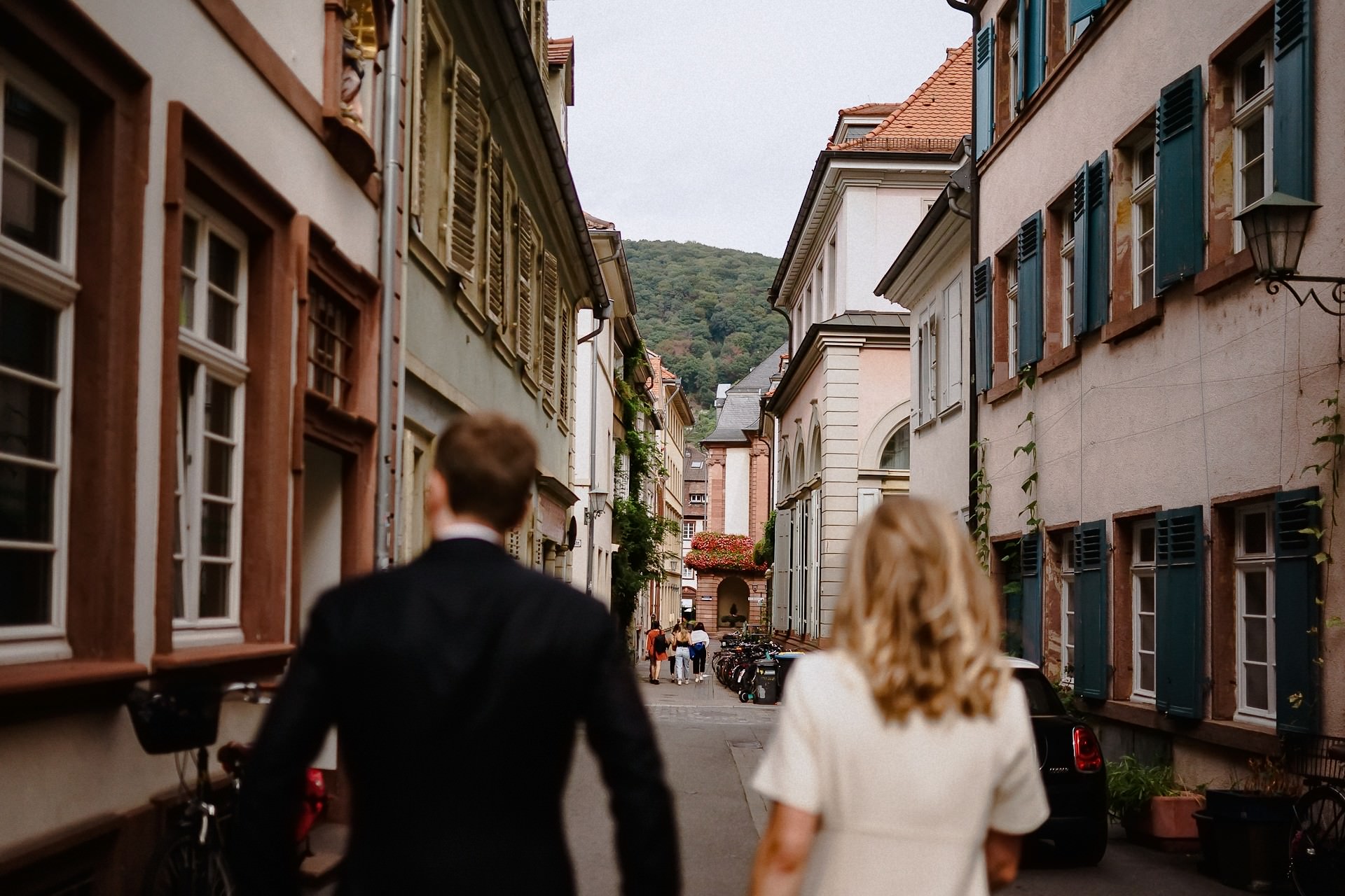 Brautpaar auf dem Weg zurück zum Standesamt Heidelberg