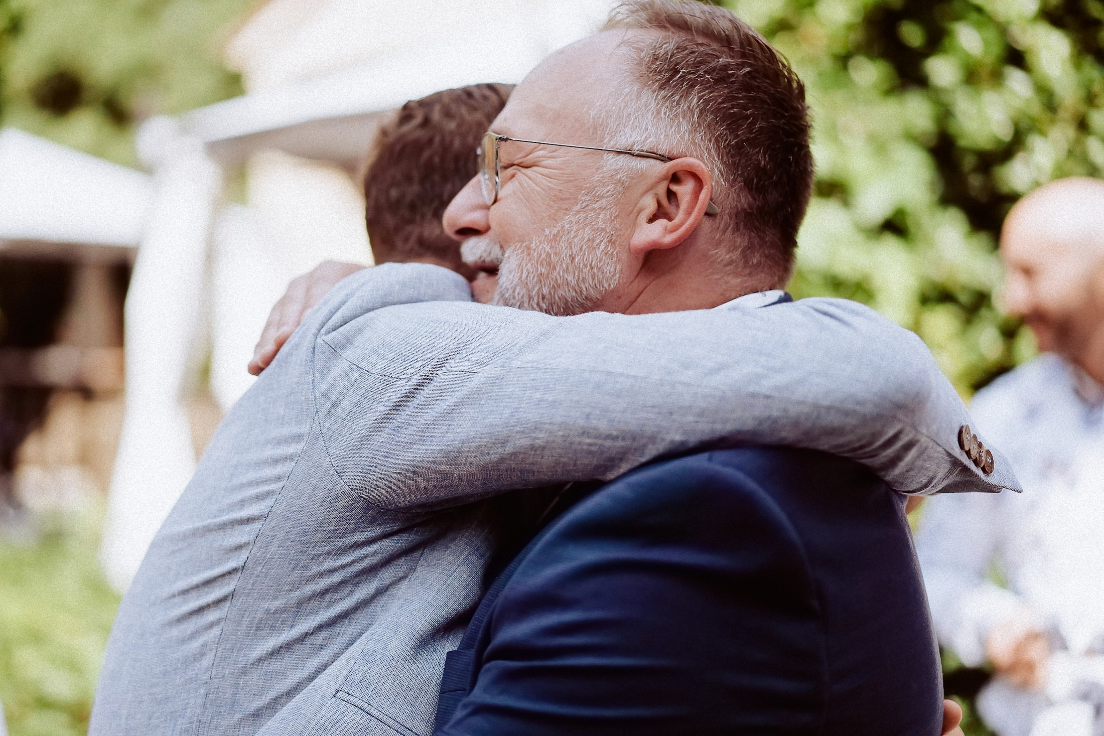 Vater umarmt seinen Sohn direkt nach der Trauung in der Pfalz