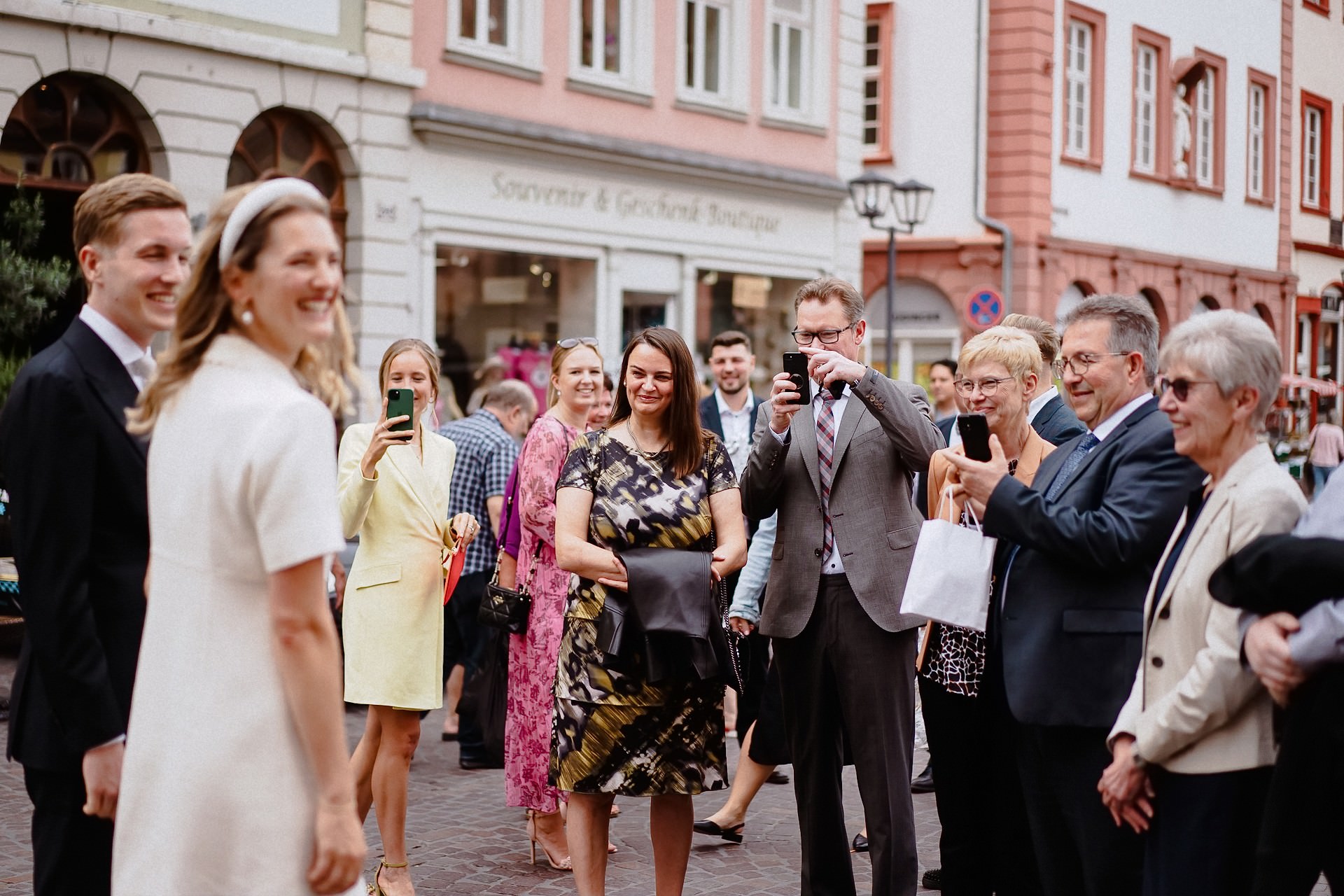 Gäste begrüßen das Brautpaar bei ihrer Hochzeit tin Heidelberg am Marktplatz