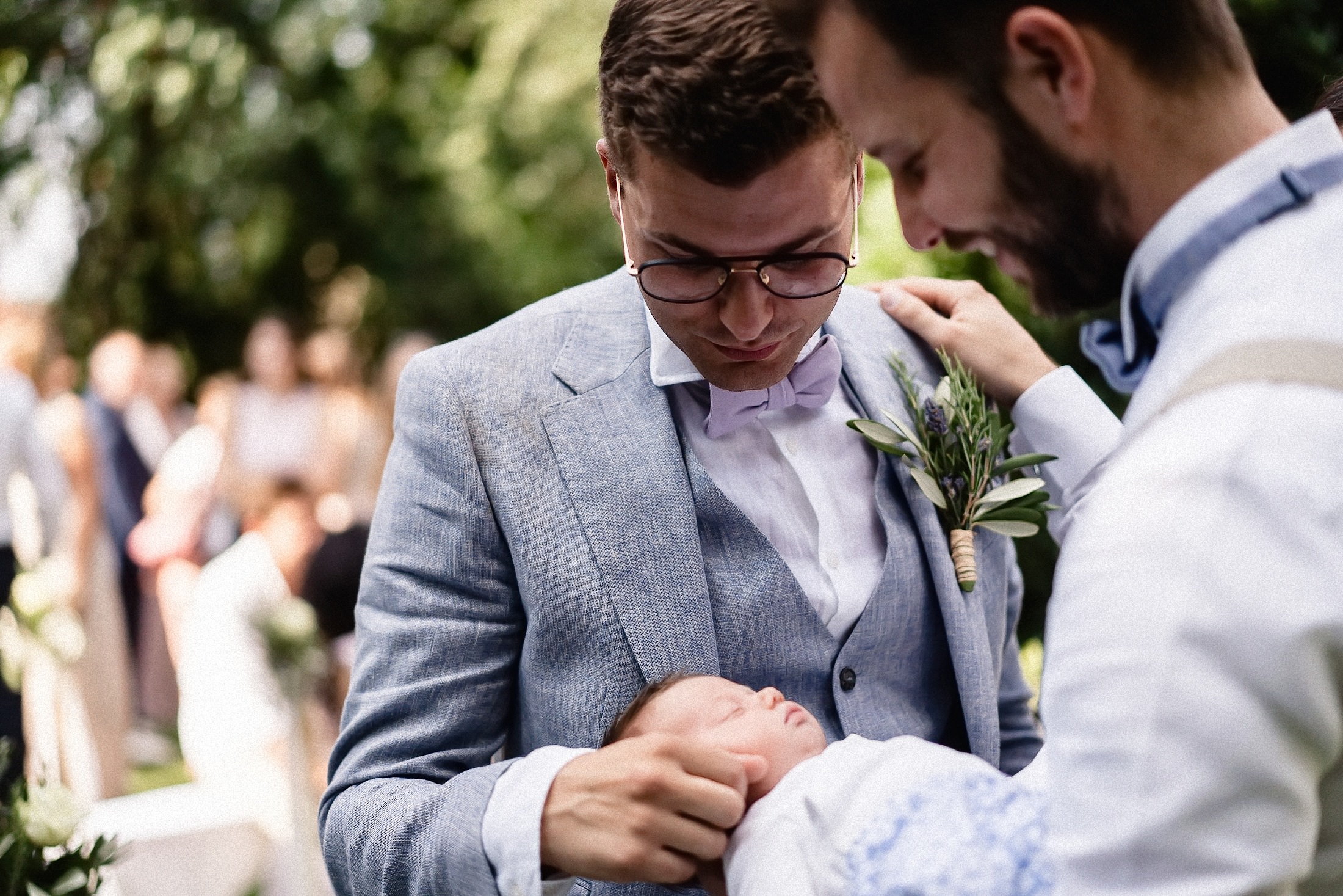 Gratulierende Gäste bei der Hochzeit in der Pfalz