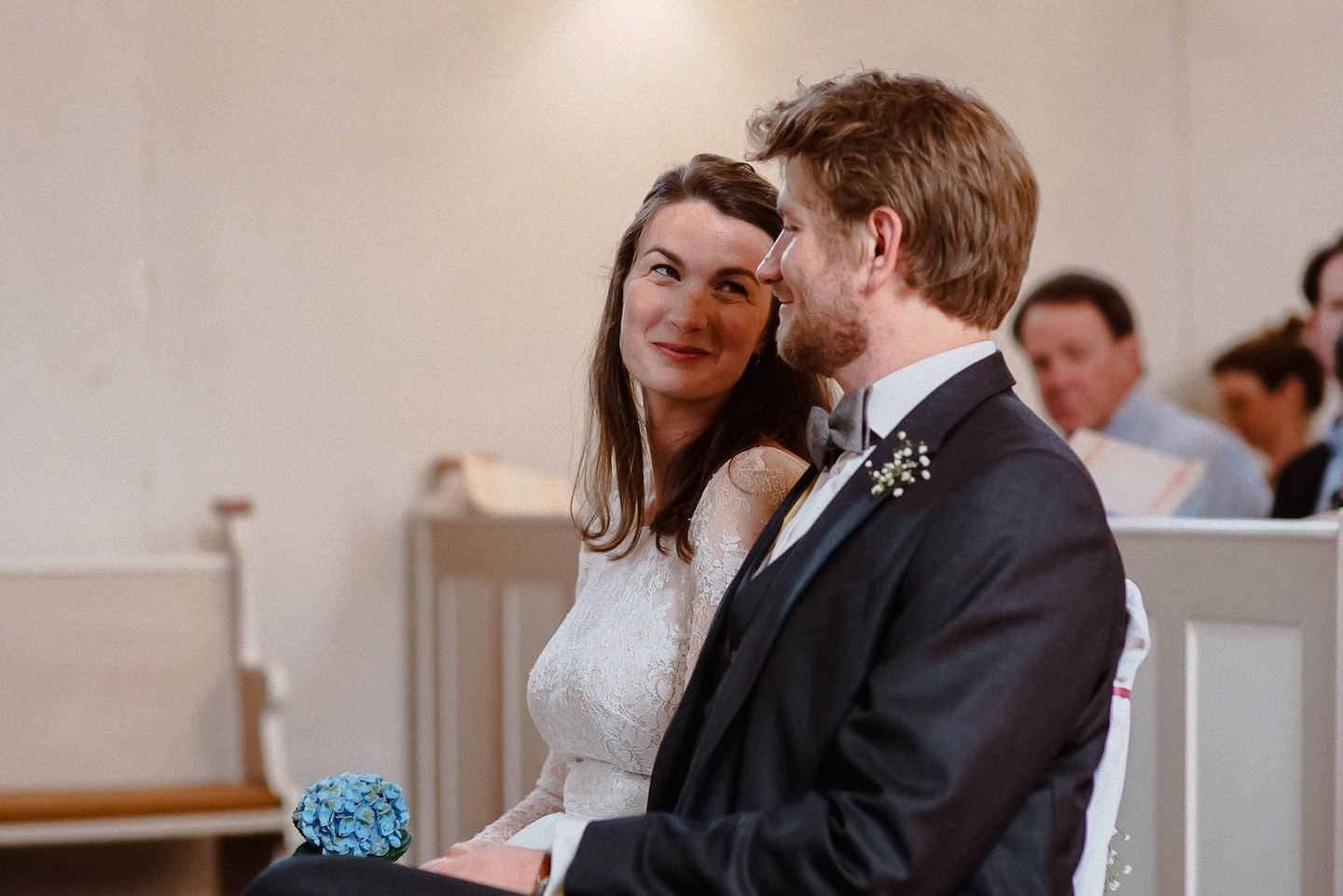 Braut und Bräutigam sitzen gemeinsam in der Kirche bei einer Hochzeit in Ruppertsberg