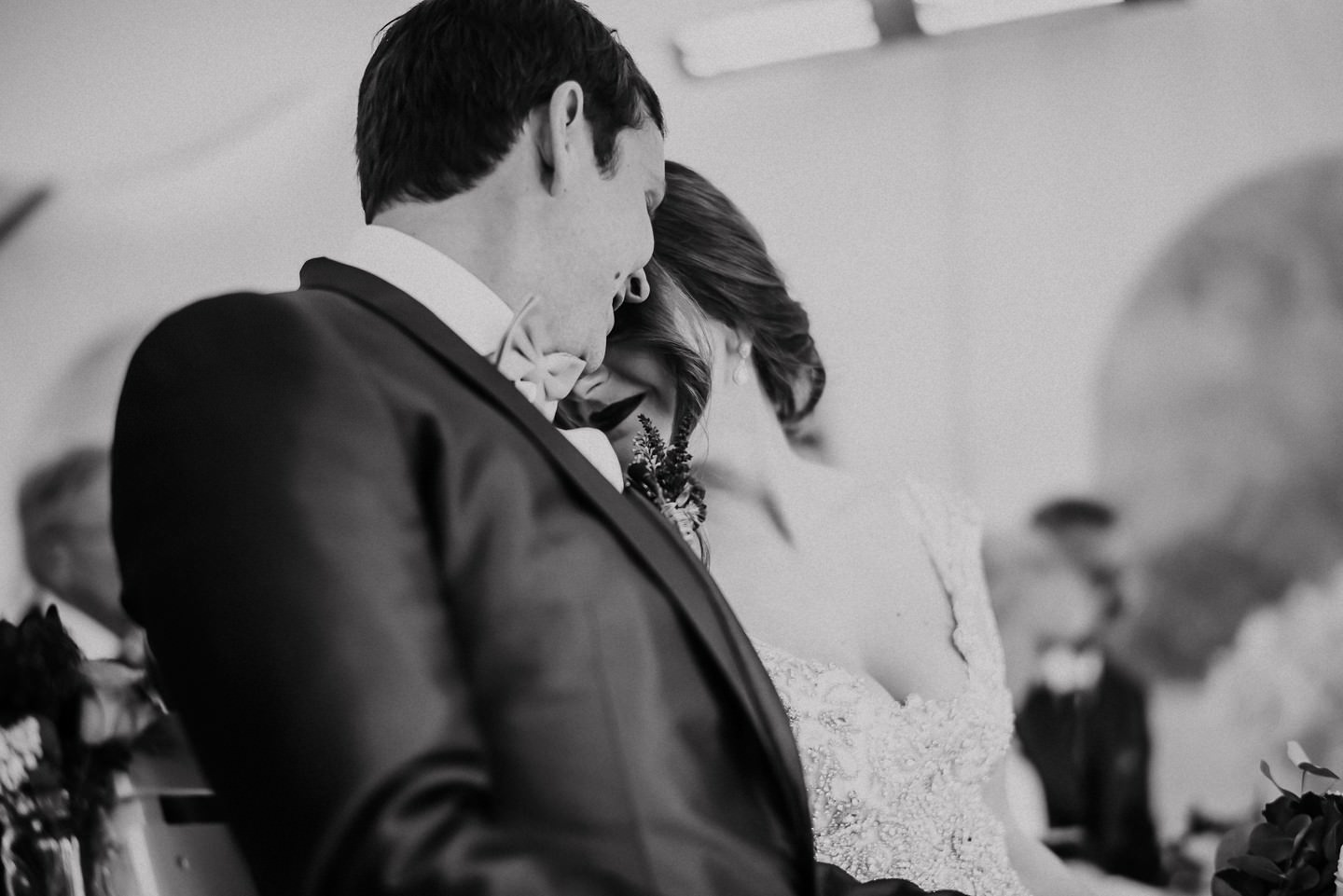 Schwarz weiß Foto vom Hochzeitspaar auf dem hohen Darsberg