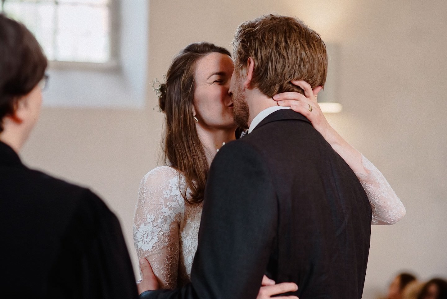 Erster Kuss des Hochzeitspaares bei ihrer Reportage in Ruppertsberg