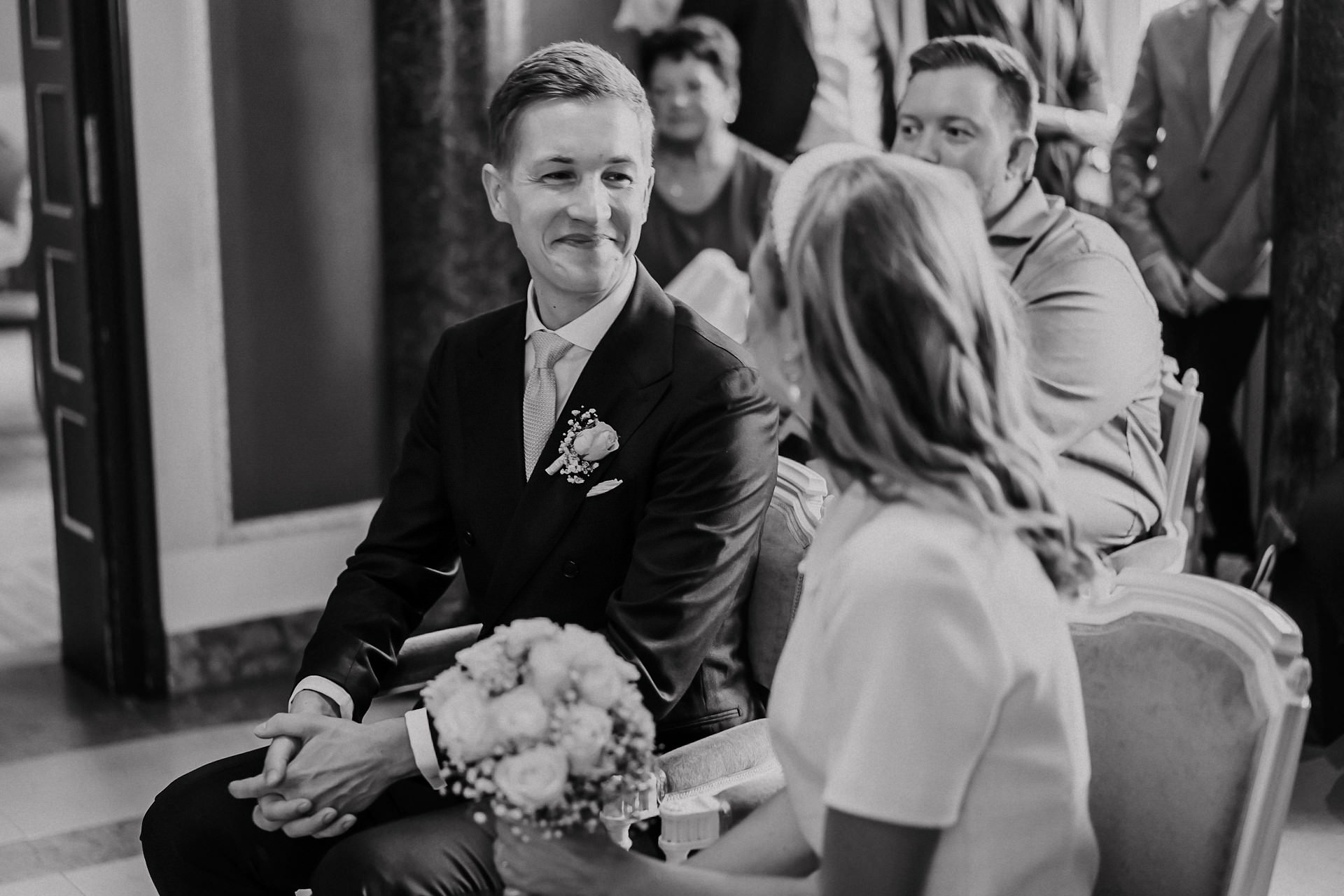 Bräutigam lacht seine Braut während der standesamtlichen Hochzeit in Heidelberg an