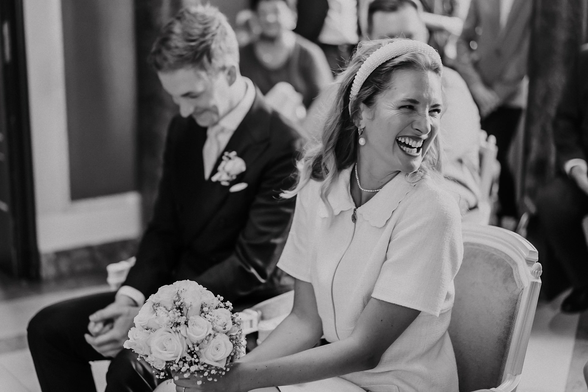 lachende Braut bei der standesamtlichen Hochzeit in Heidelberg an