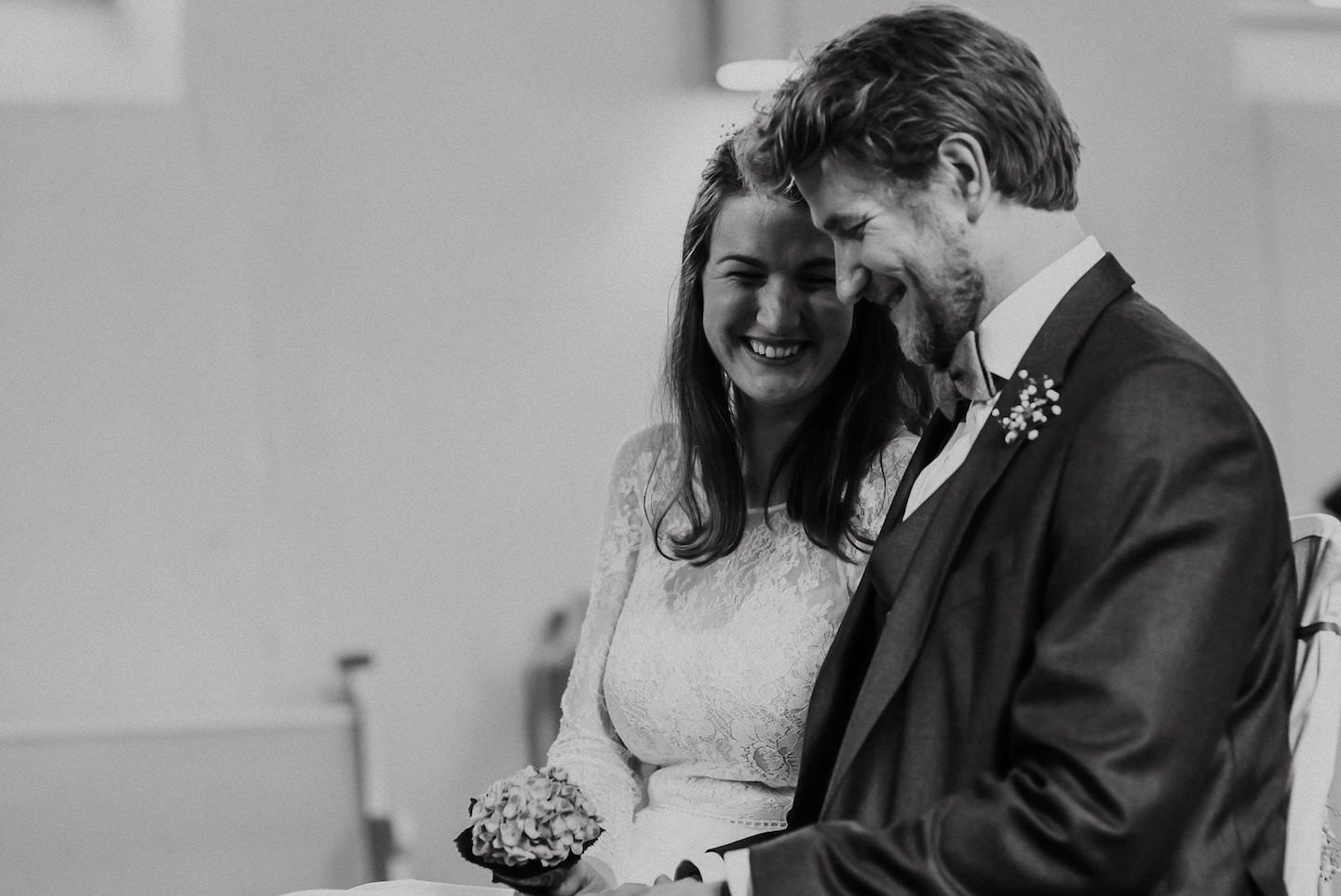 Lachendes Brautpaar in der Kirche bei ihrer Hochzeit in Ruppertsberg