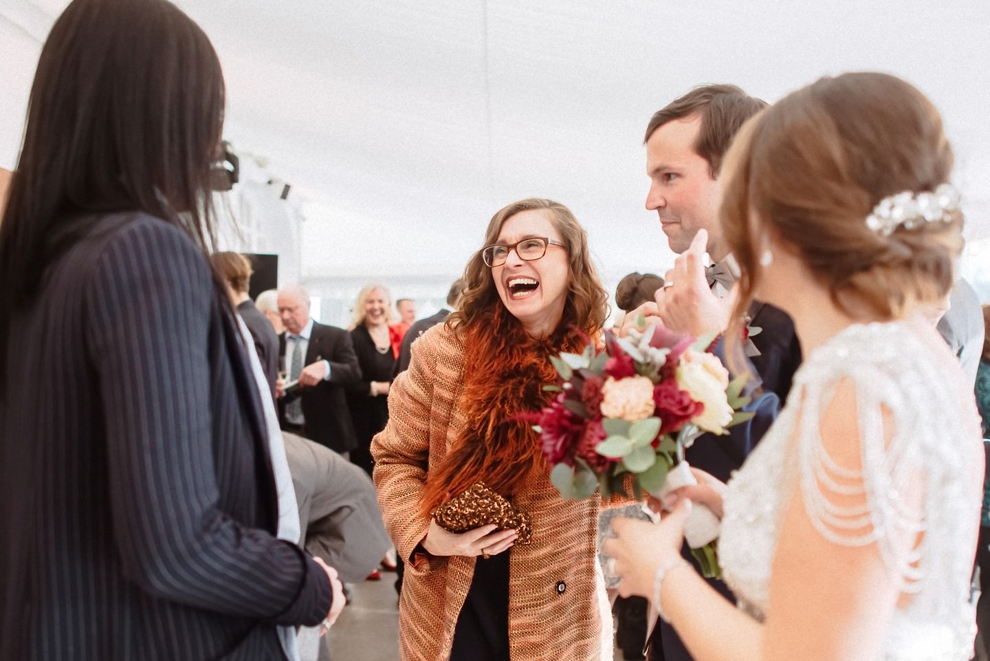 Gäste gratulieren dem Hochzeitspaar auf dem Darsberg