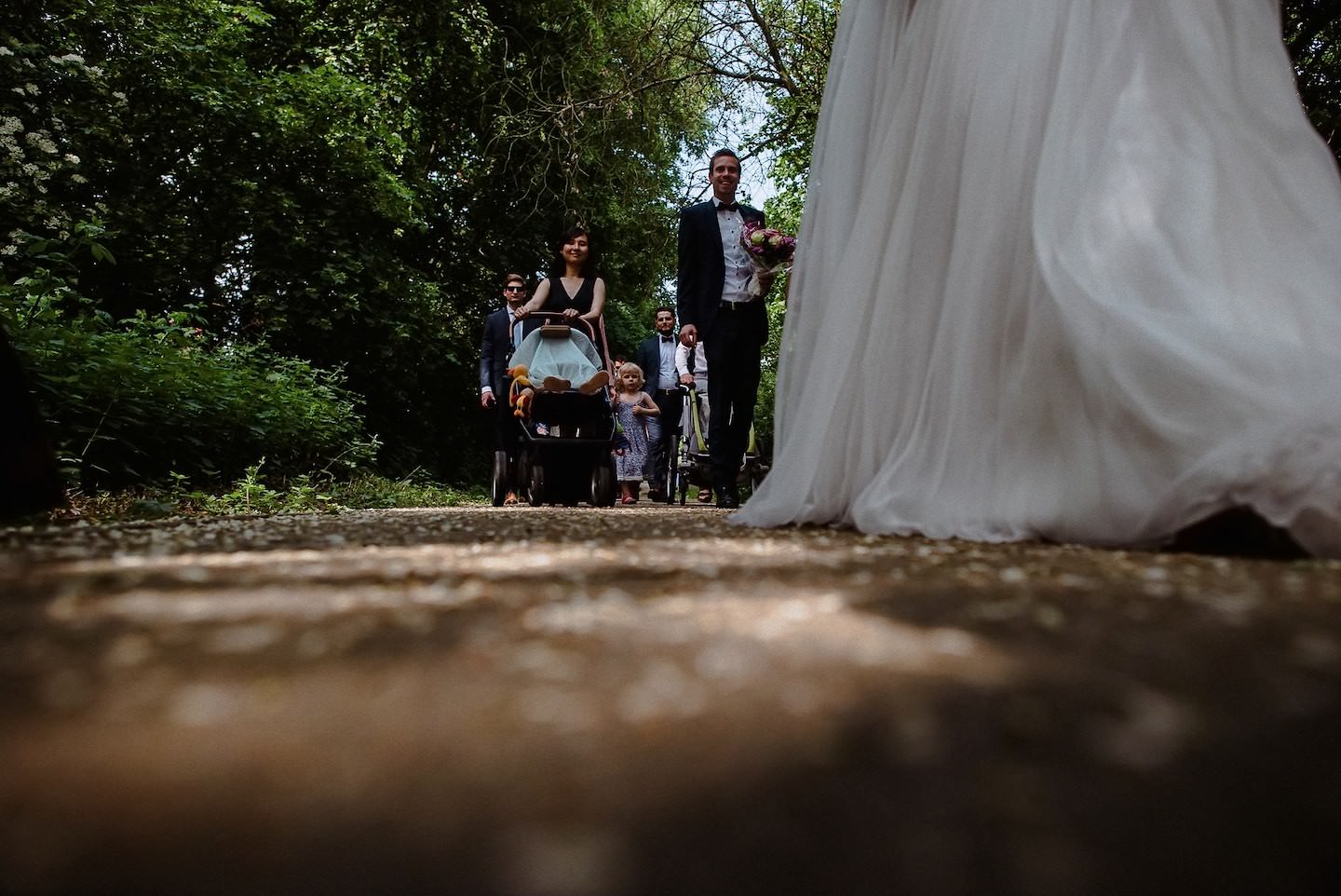 Die Hochzeitsgesellschaft wandert durch den Park nach Ruppertsberg