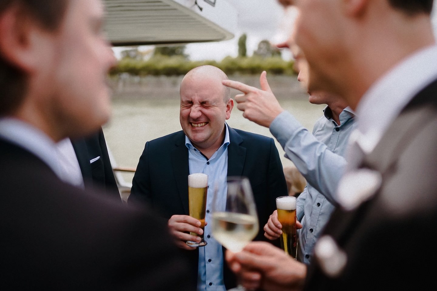Gäste haben Spaß auf einer Bootsfahrt bei der Hochzeit in Mannheim