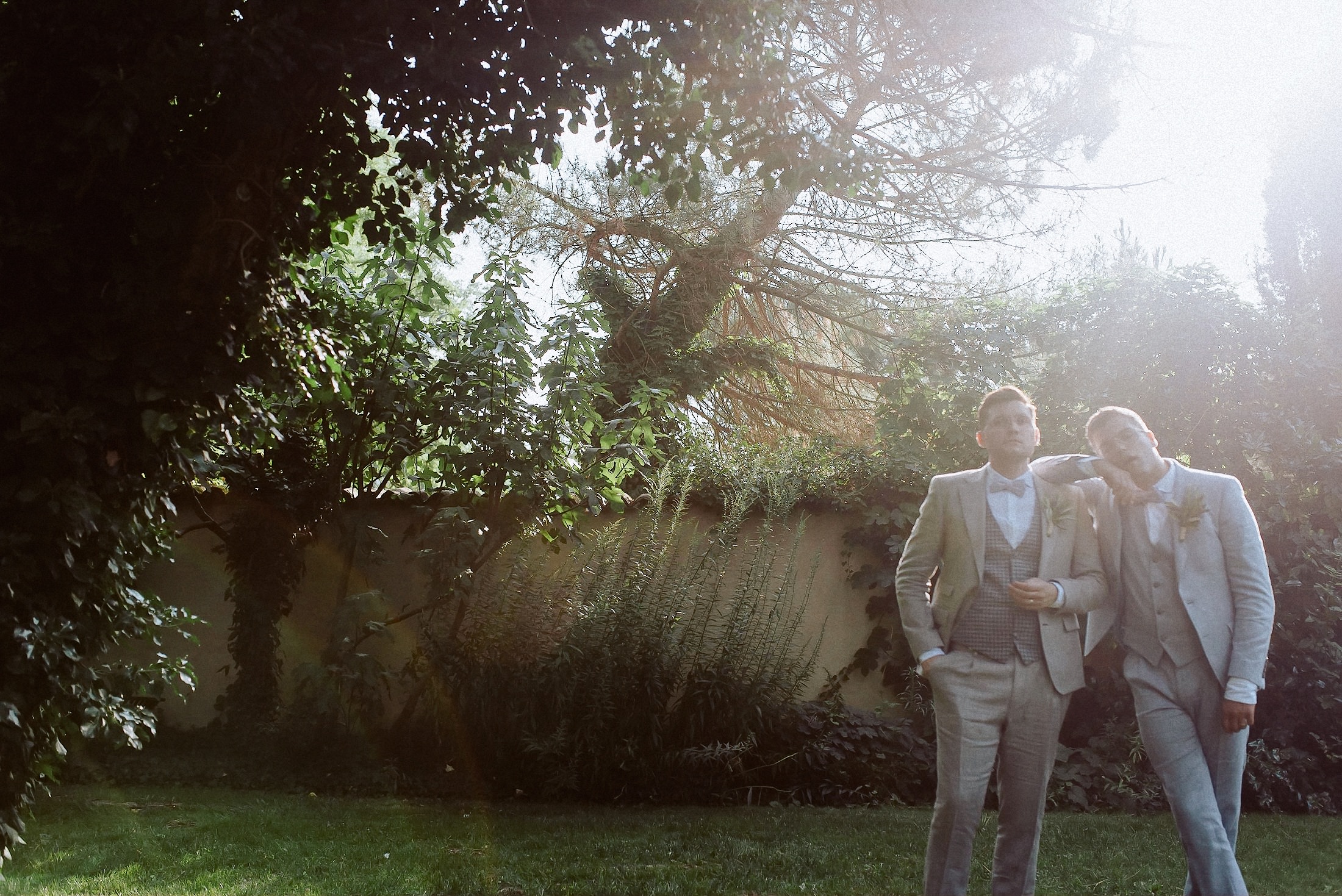 Bräutigam und Bräutigam auf ihrer Hochzeit in der Pfalz