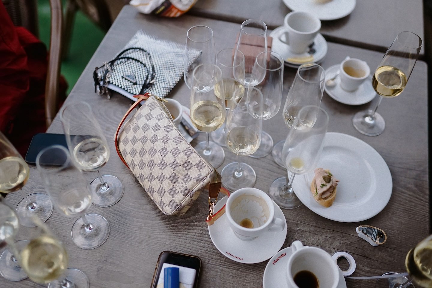 Kaffetassen, Sektgöäser und Snacks auf einem Tisch auf der Kurpfalz bei einer standesamtlichen Hochzeit auf dem Rhein