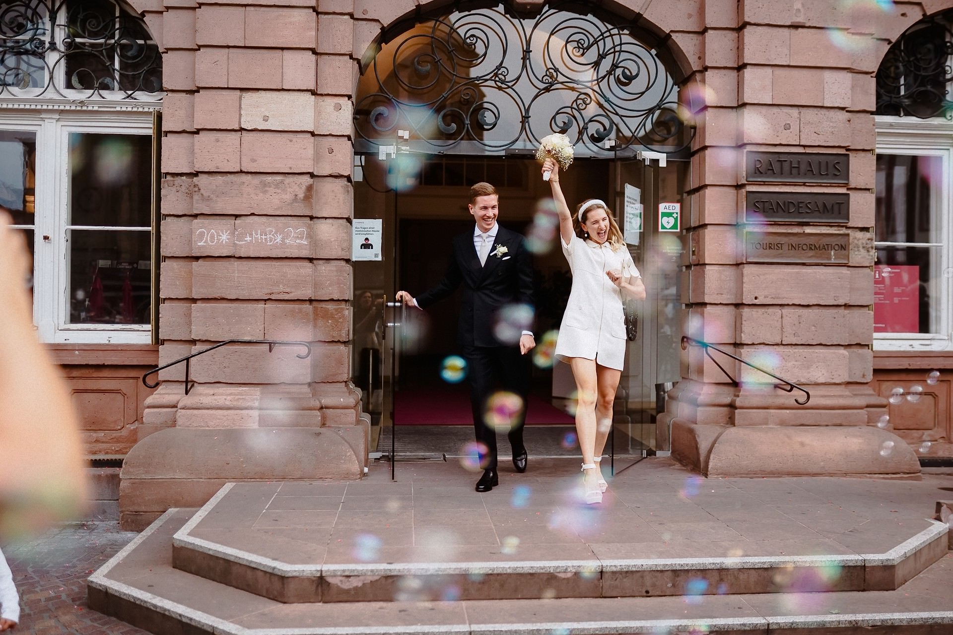 Hochzeitsfotos in Heidelberg - das Brautpaar verlässt das Standesamt zum ersten mal nach ihrer Hochzeit