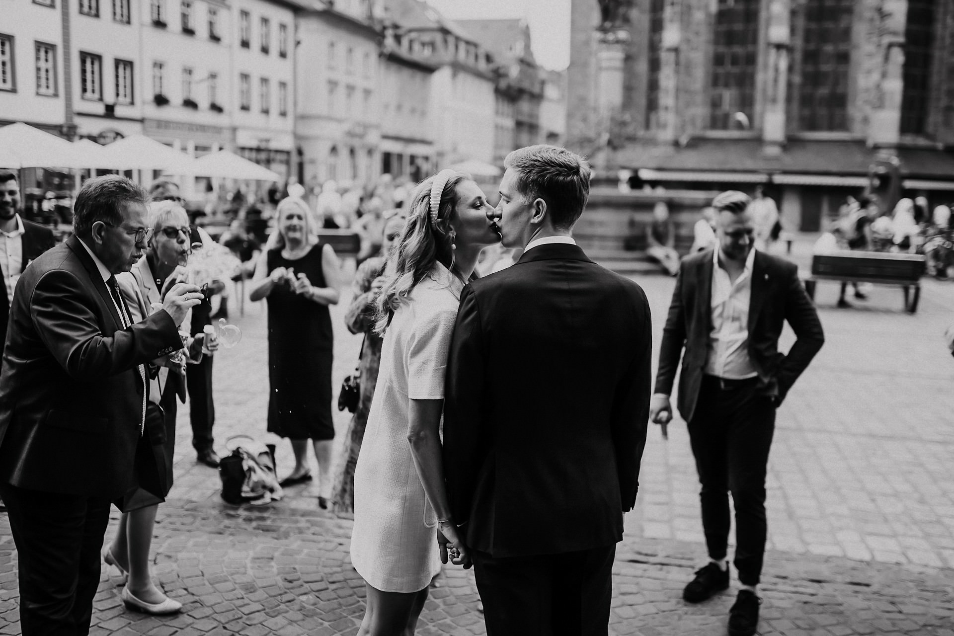 Hochzeitsfoto eines küssendes Brautpaar am Marktplatz Heidelberg