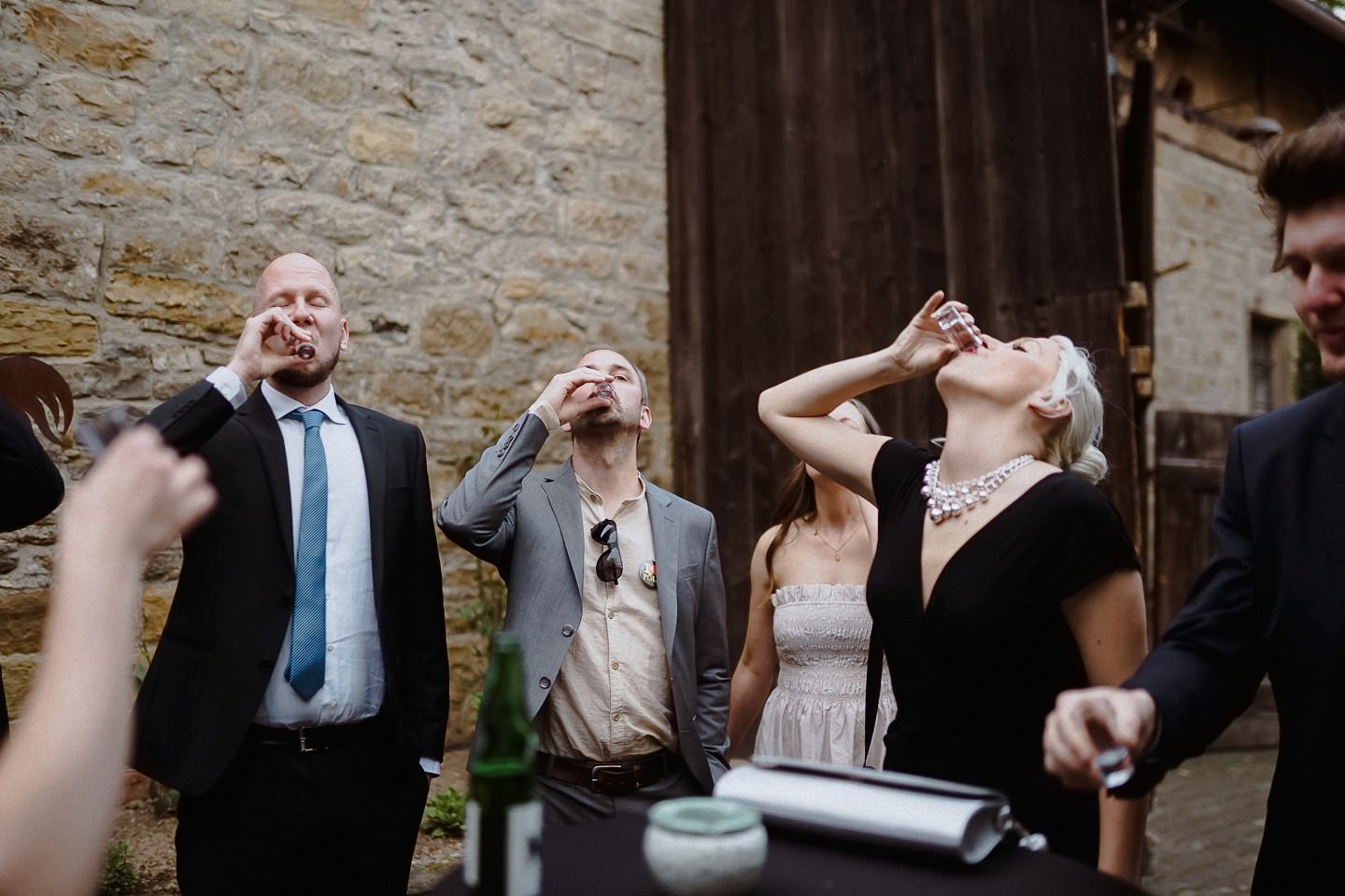 Hochzeitsgäste trinken Schnaps