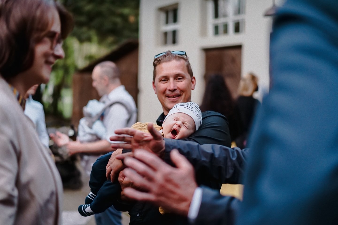gähnendes Baby auf dem Arm