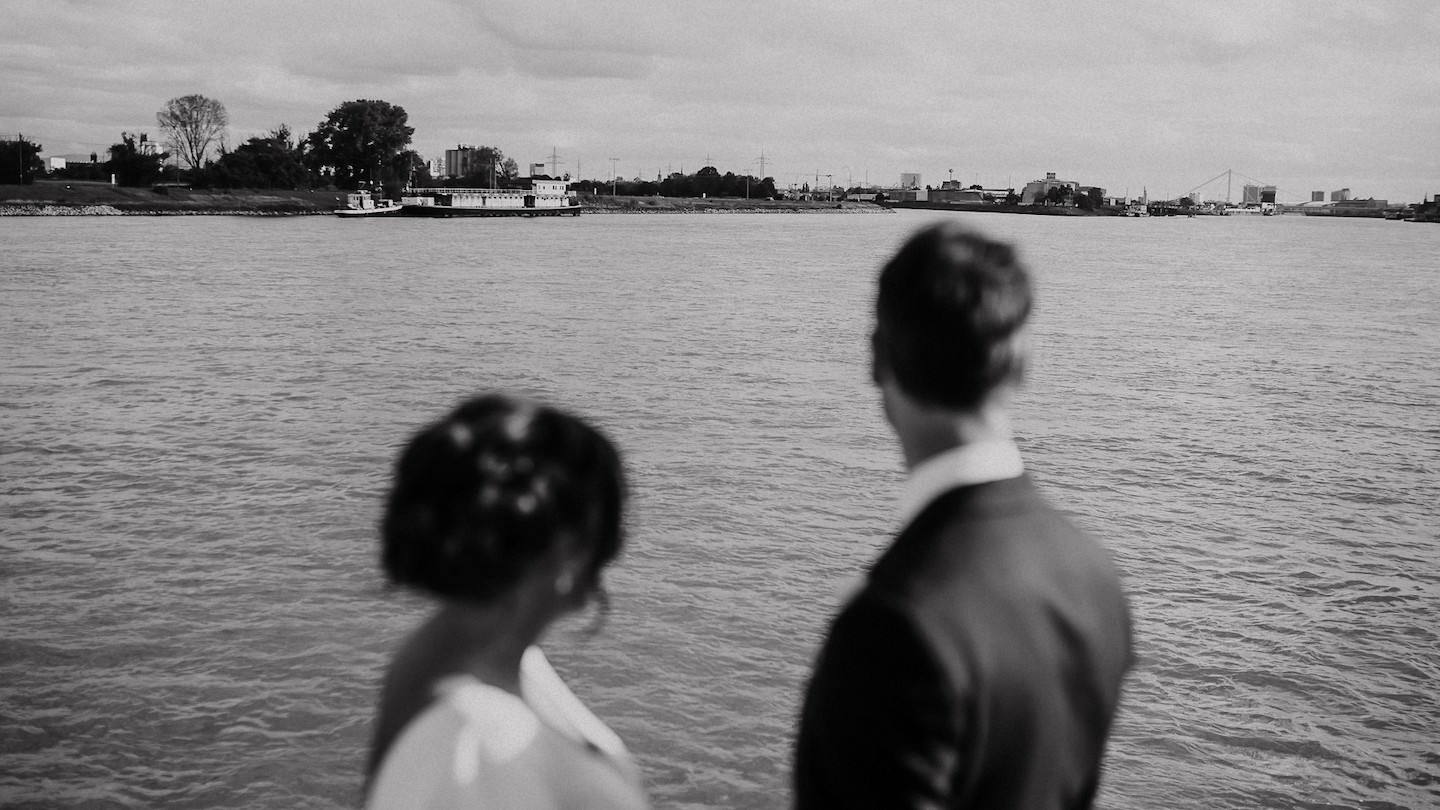 Braut und Bräutigam mit Blick auf Mannheim während der Bootsfahrt auf dem Rhein