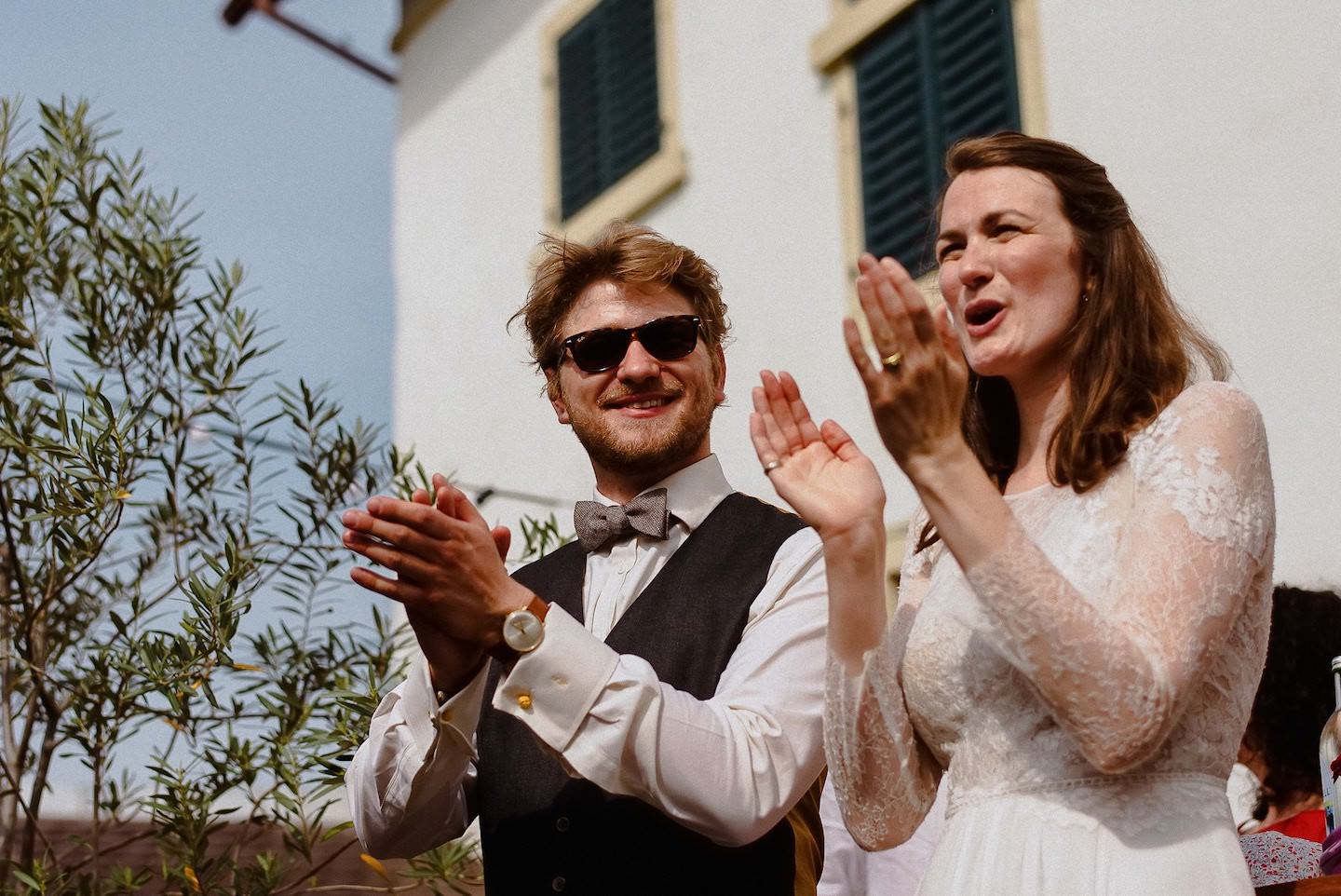 Brautpaar applaudiert zur Musik bei ihrer Hochzeit im Hofgut