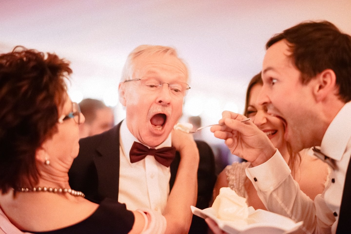 Vater des Bräutigams bekommt ein Stückchen Torte gefüttert