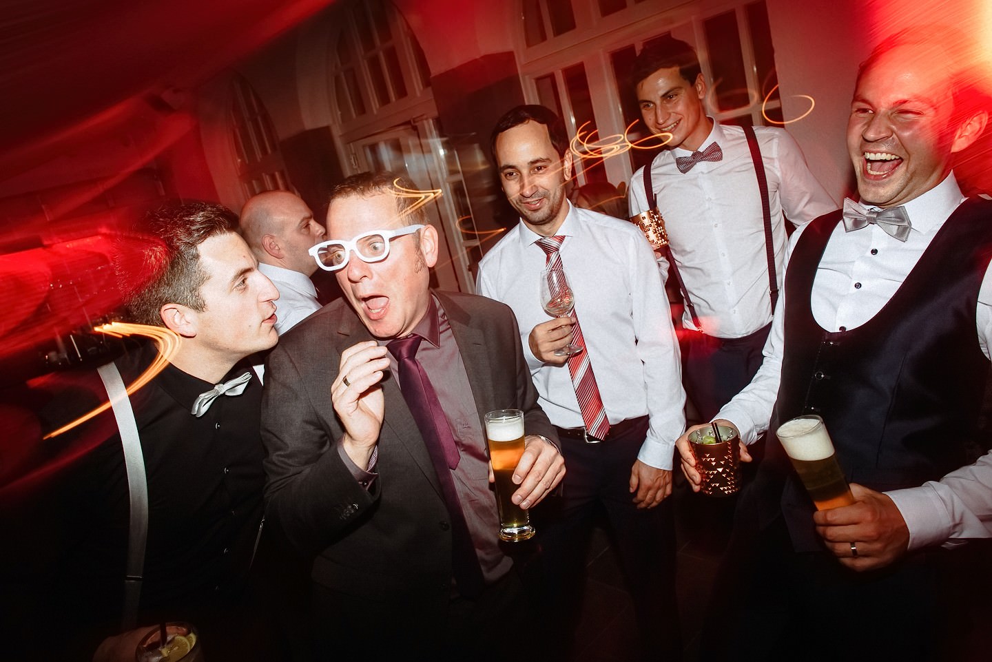 Gast mit Brille, Bräutigam mit Bier und Drink bei der Hochzeit