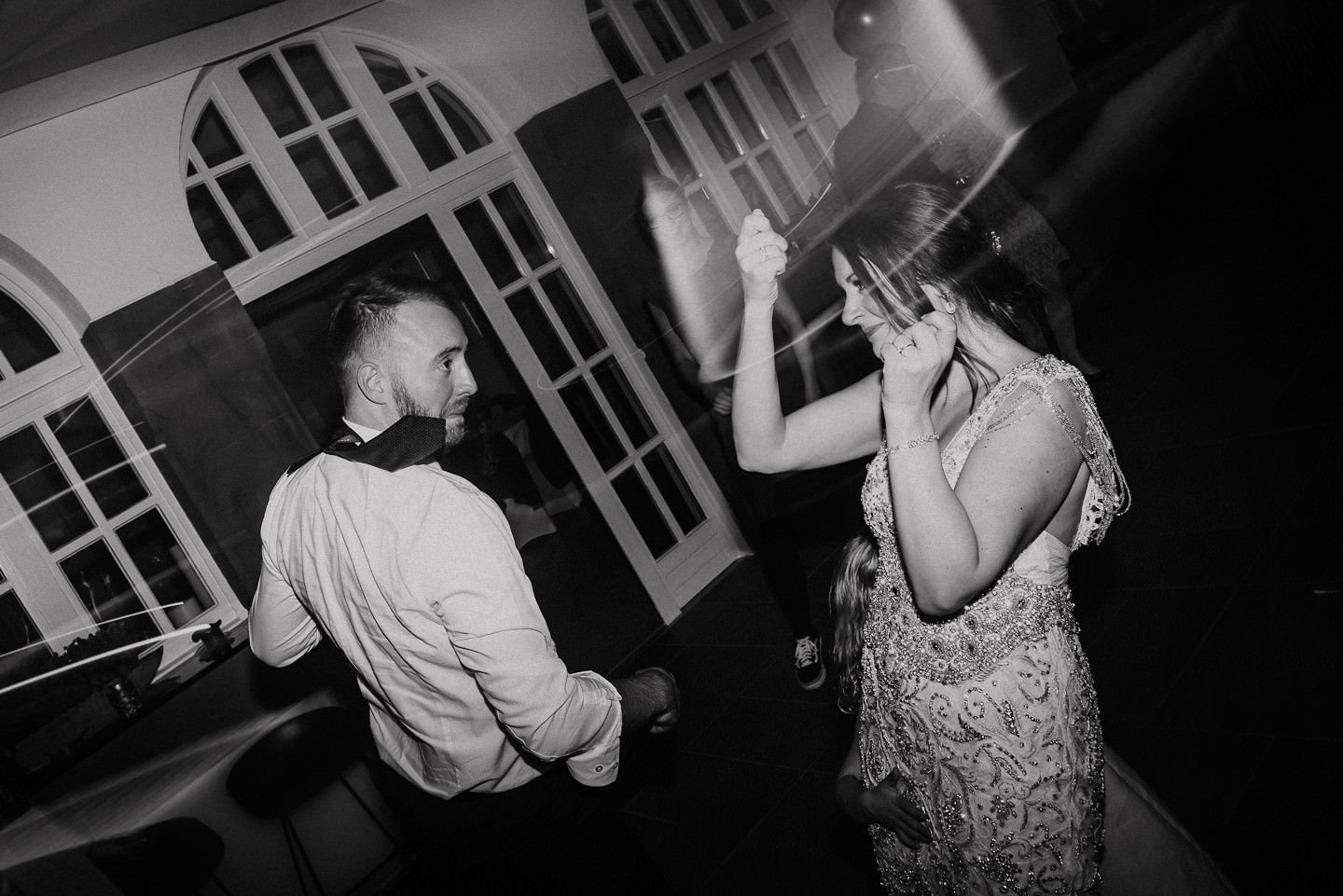 Gast tanzt mit Braut bei der Hochzeit am hohen Darsberg
